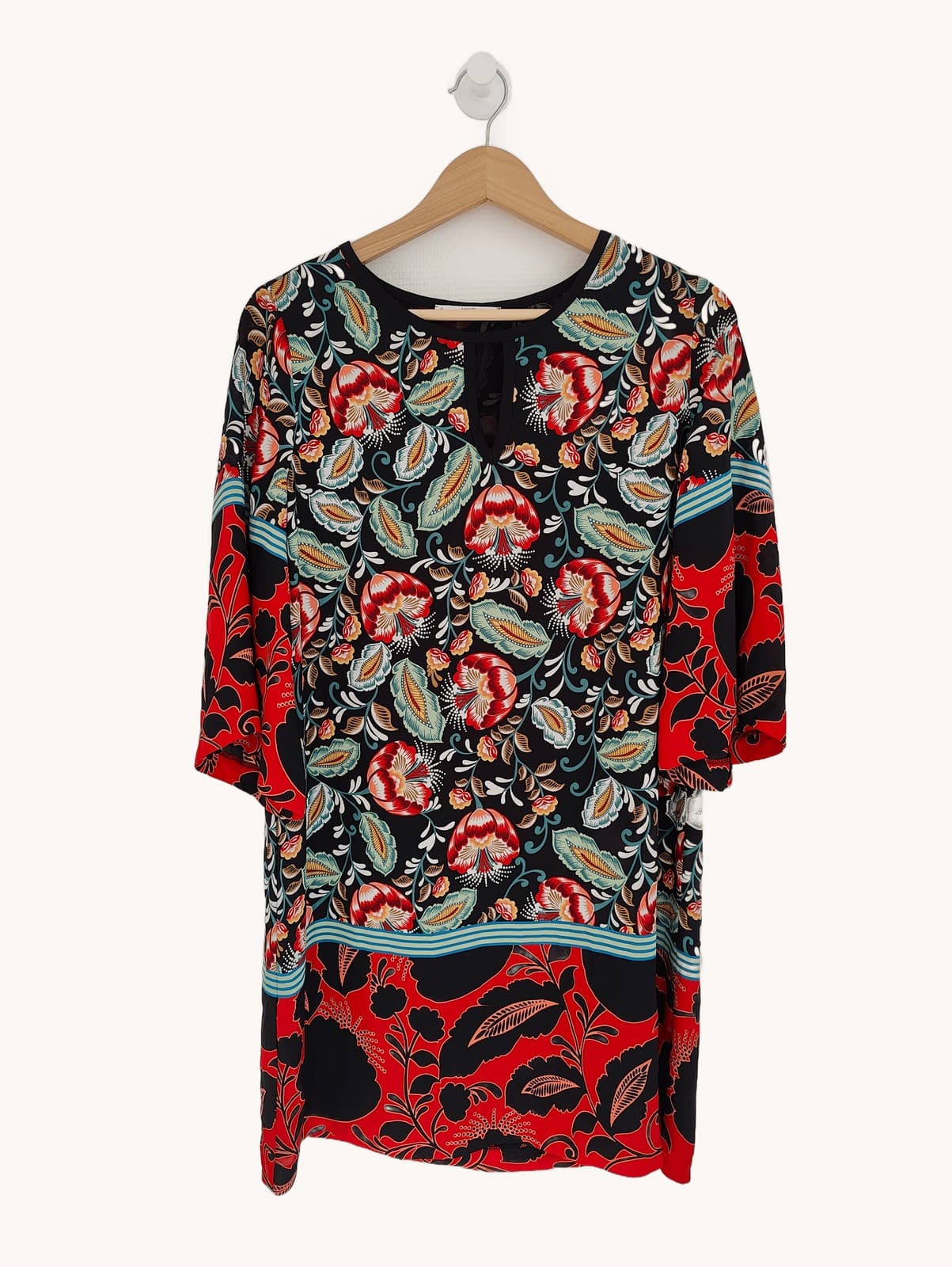 Rot-schwarzes Tunikakleid mit Blumenmuster und Bordürendruck