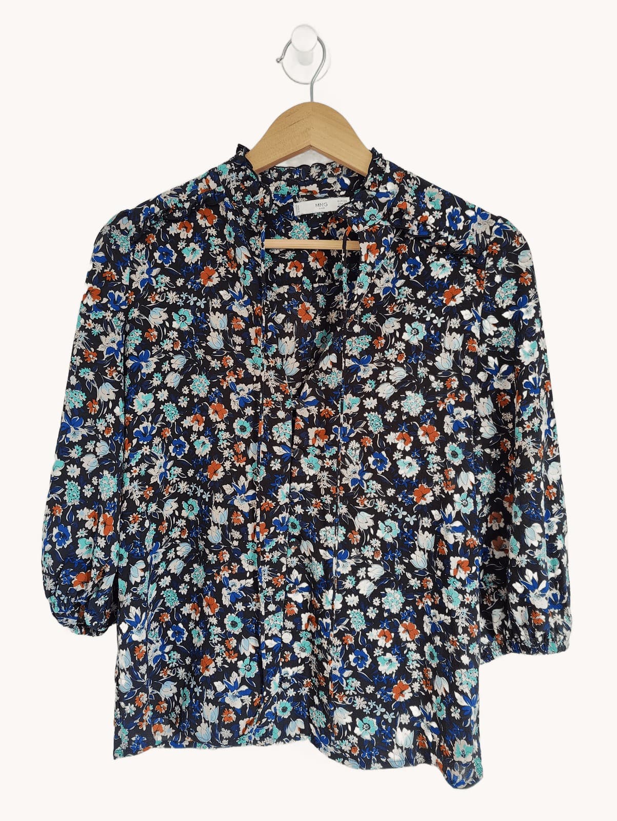 Multicolored navy floral blouse with high collar — Mango