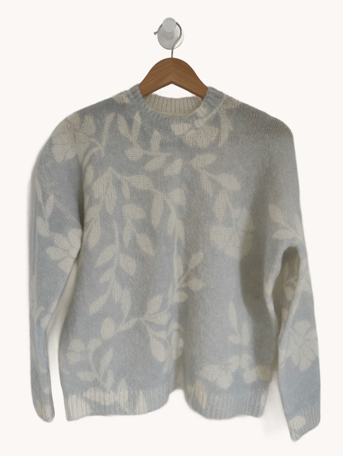 Mohair sweater with sky blue and ecru foliage pattern — Sézane