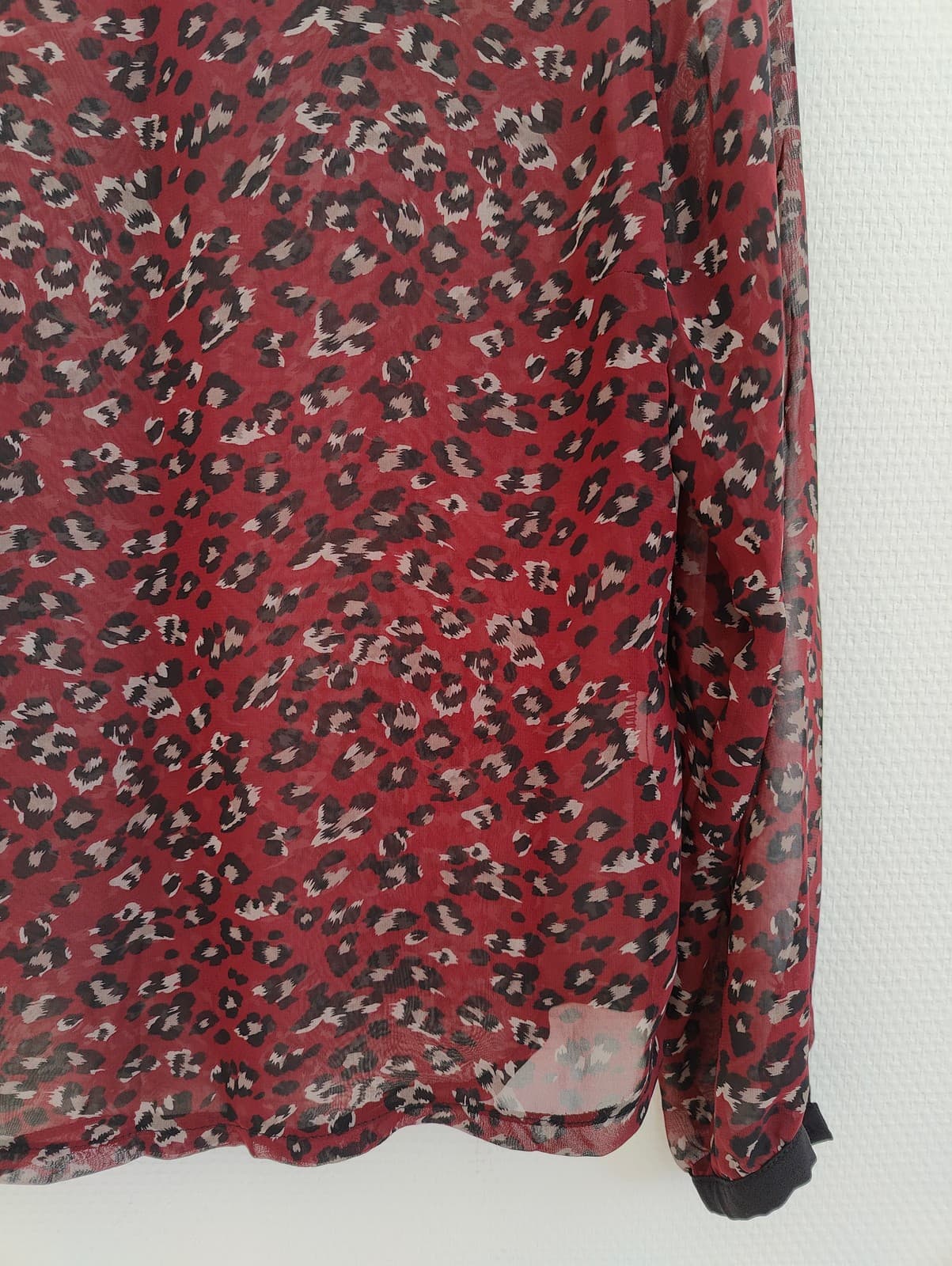 Blouse léopard bordeaux avec col Claudine noir – Taille M — photo 3