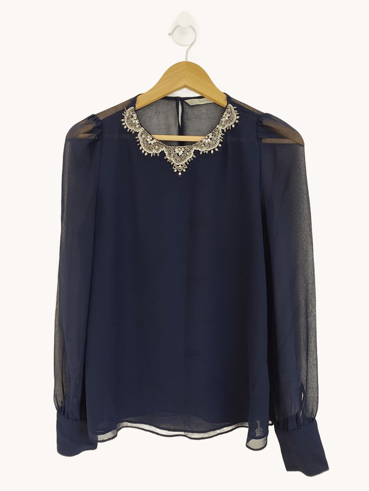 Blouse bleu marine en voile avec col bijoux – Taille M — photo 1