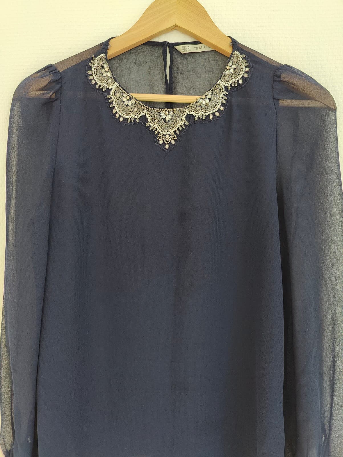 Blouse bleu marine en voile avec col bijoux – Taille M — photo 2