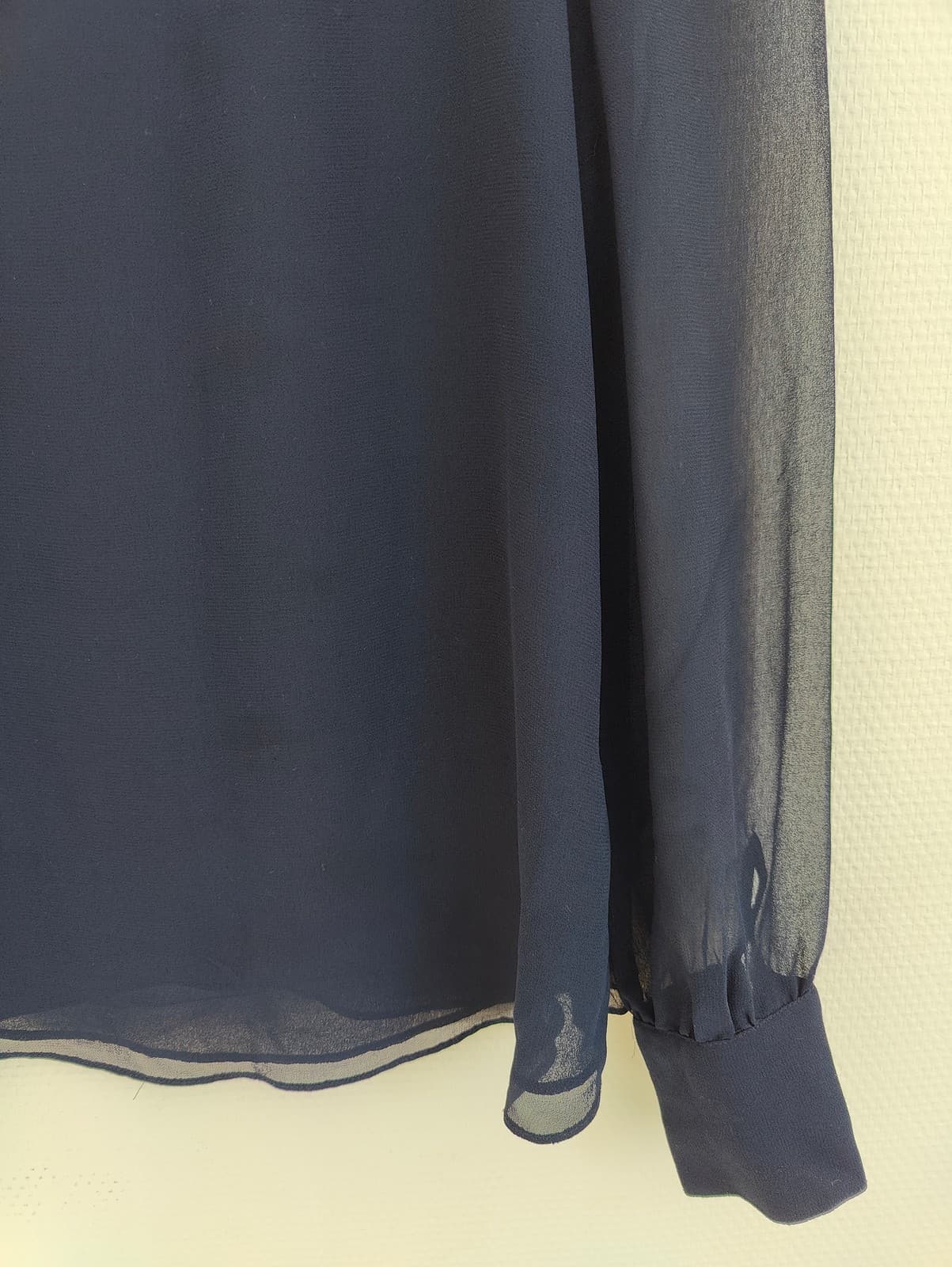 Blouse bleu marine en voile avec col bijoux – Taille M — photo 3