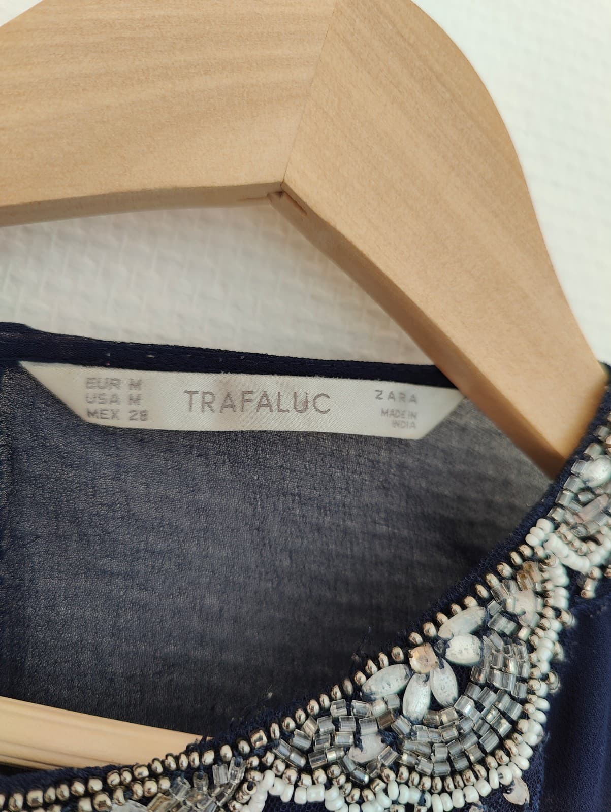 Blouse bleu marine en voile avec col bijoux – Taille M — photo 4