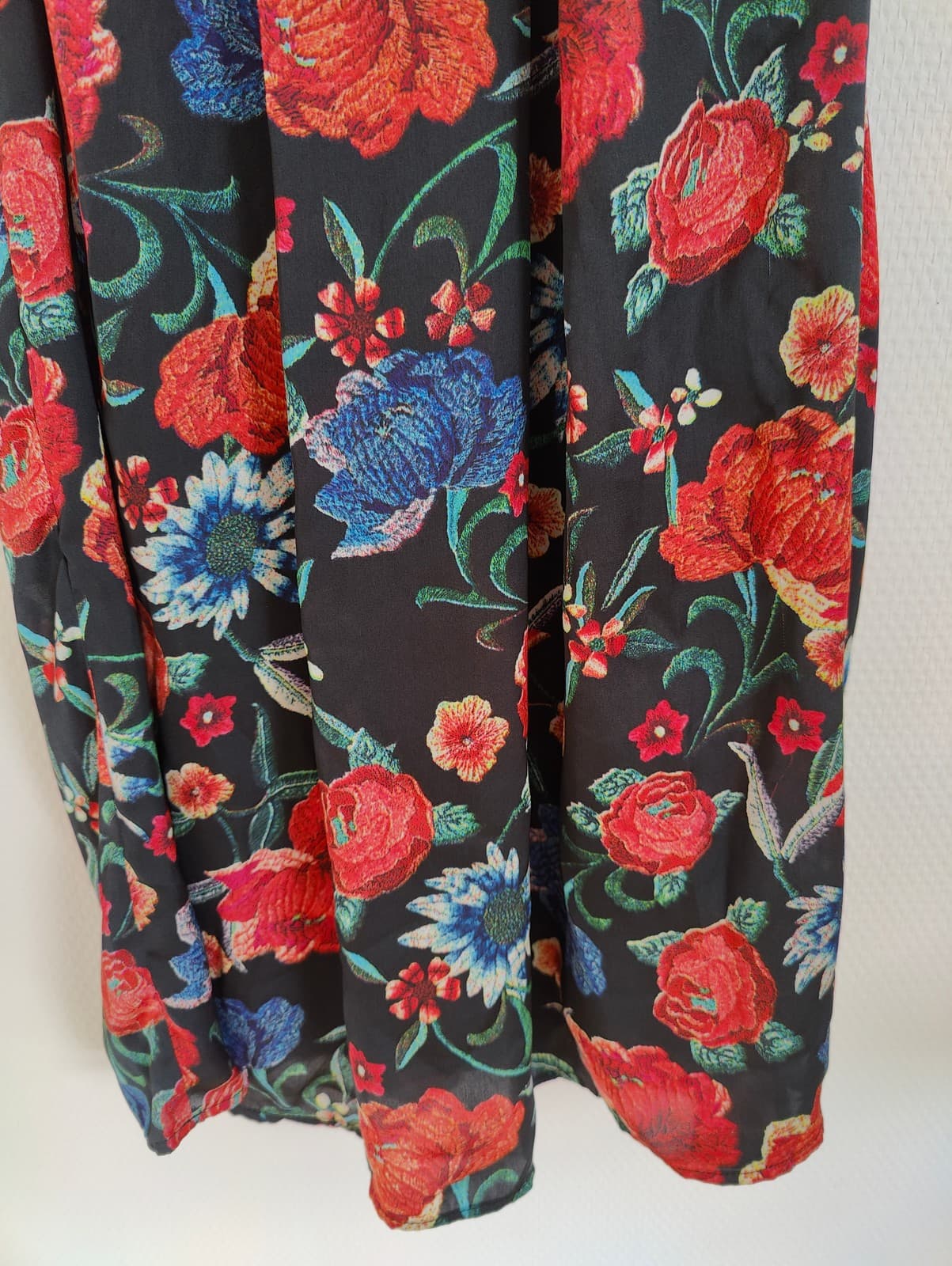 Robe Mango noire à imprimé floral rouge et bleu – Taille XS — photo 3