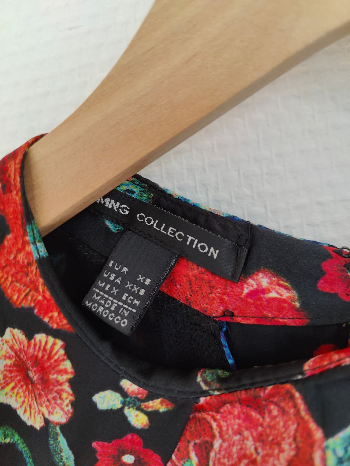 Robe Mango noire à imprimé floral rouge et bleu – Taille XS — photo 4