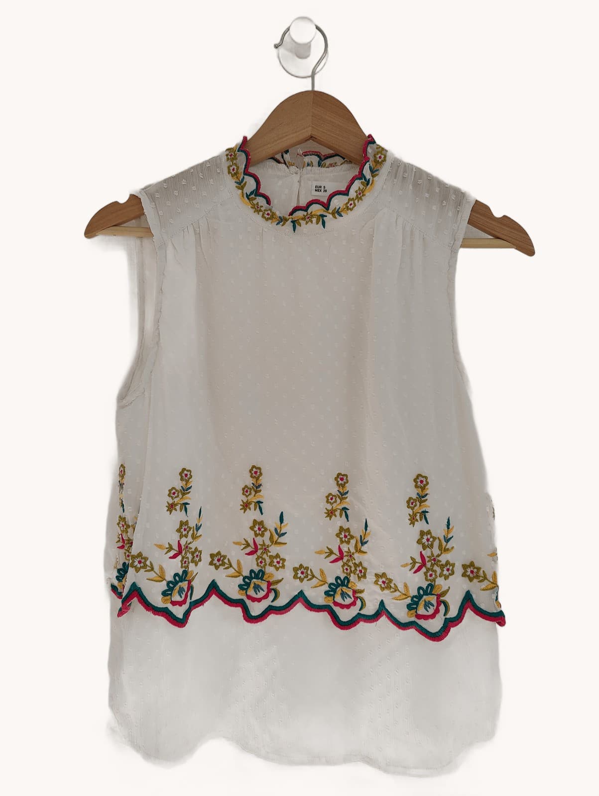 Top sem mangas bordado branco Sfera – Tamanho S