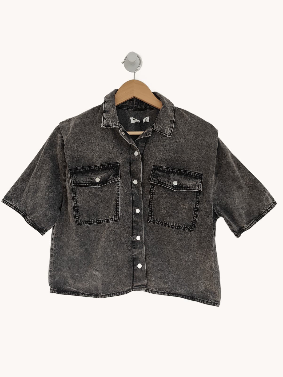 Camisa curta de ganga cinzenta desbotada — Pull & Bear