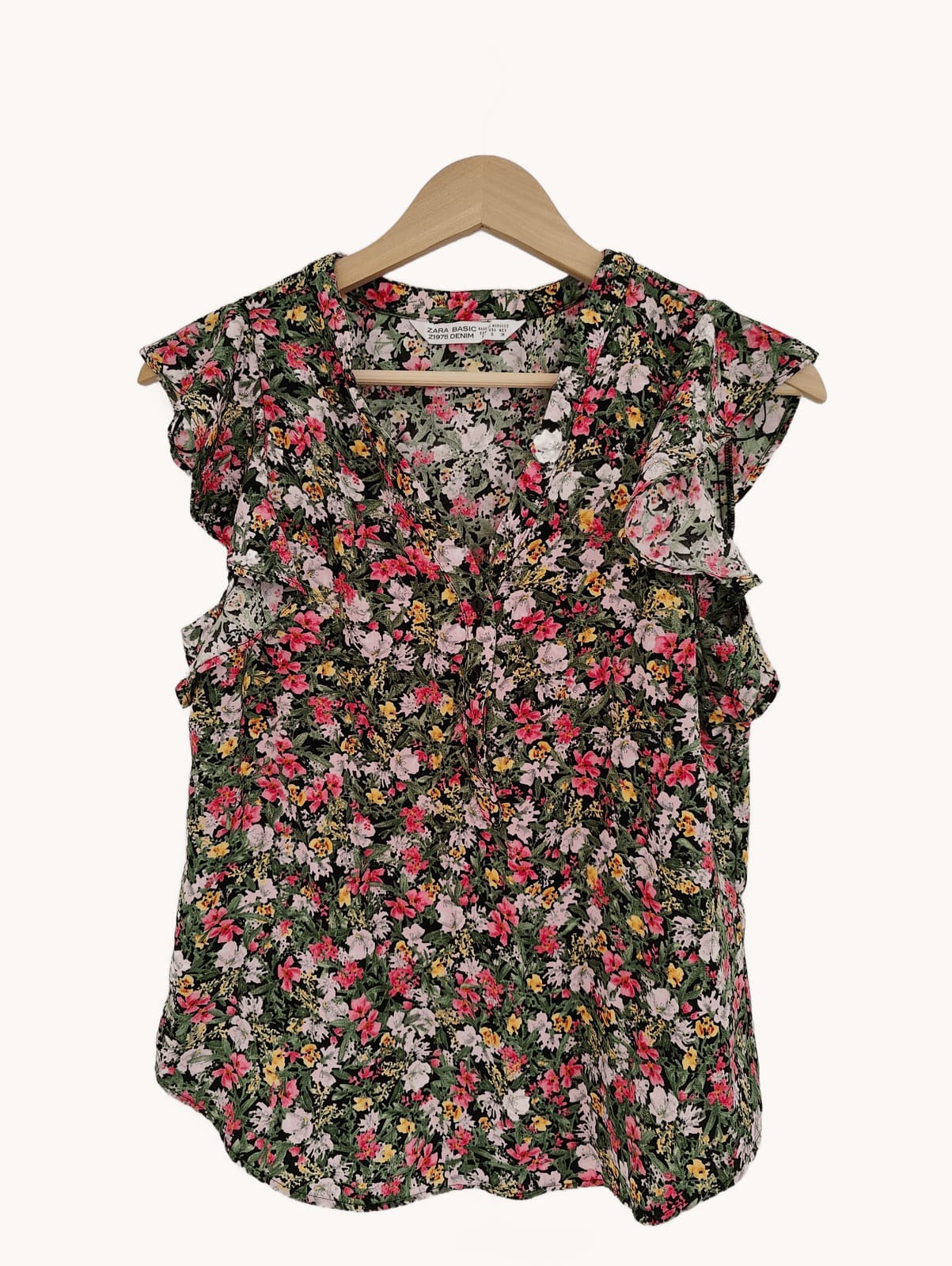 Blusa floral negra con volantes y escote en V Zara – Talla S