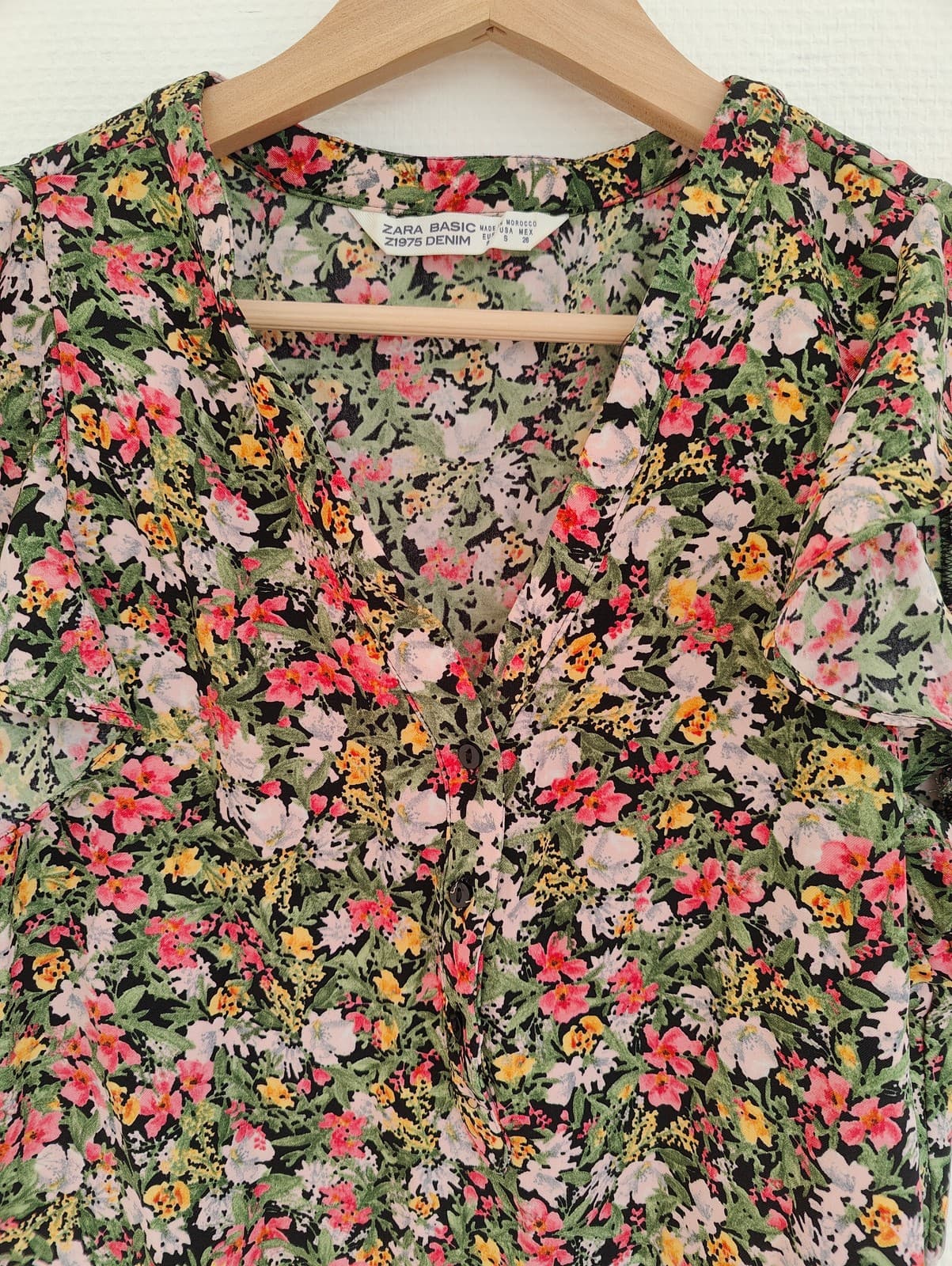 Blouse fleurie noire à volants et col V  Zara – Taille S — photo 2