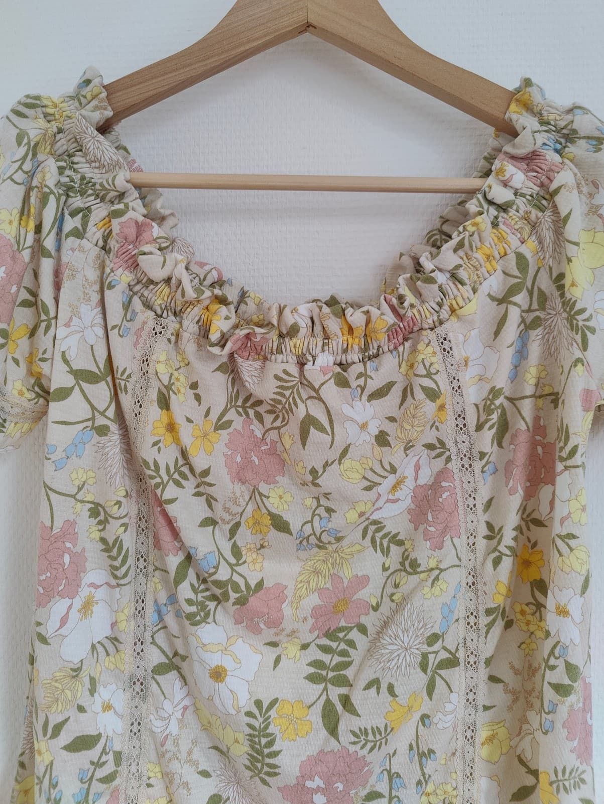 Top fleuri beige à encolure froncée et dentelle Vila – Taille M — photo 2