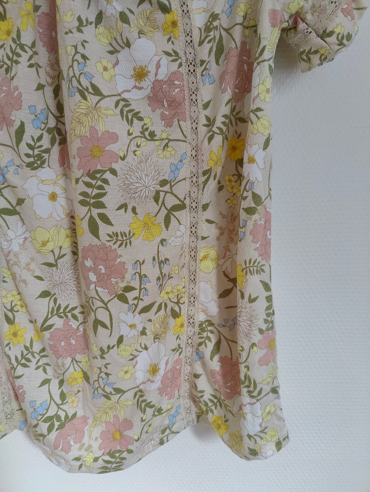 Top fleuri beige à encolure froncée et dentelle Vila – Taille M — photo 3