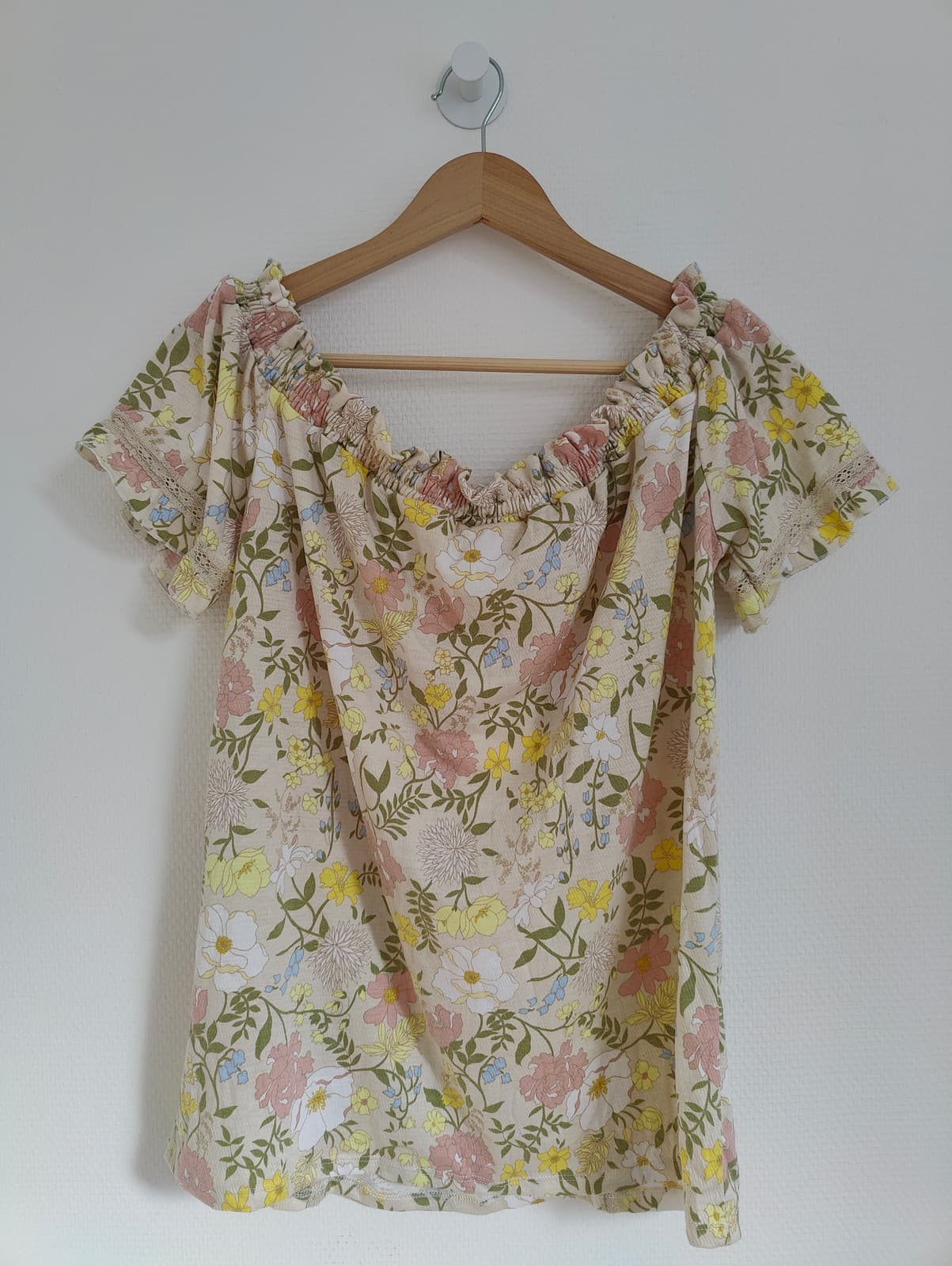 Top fleuri beige à encolure froncée et dentelle Vila – Taille M — photo 4