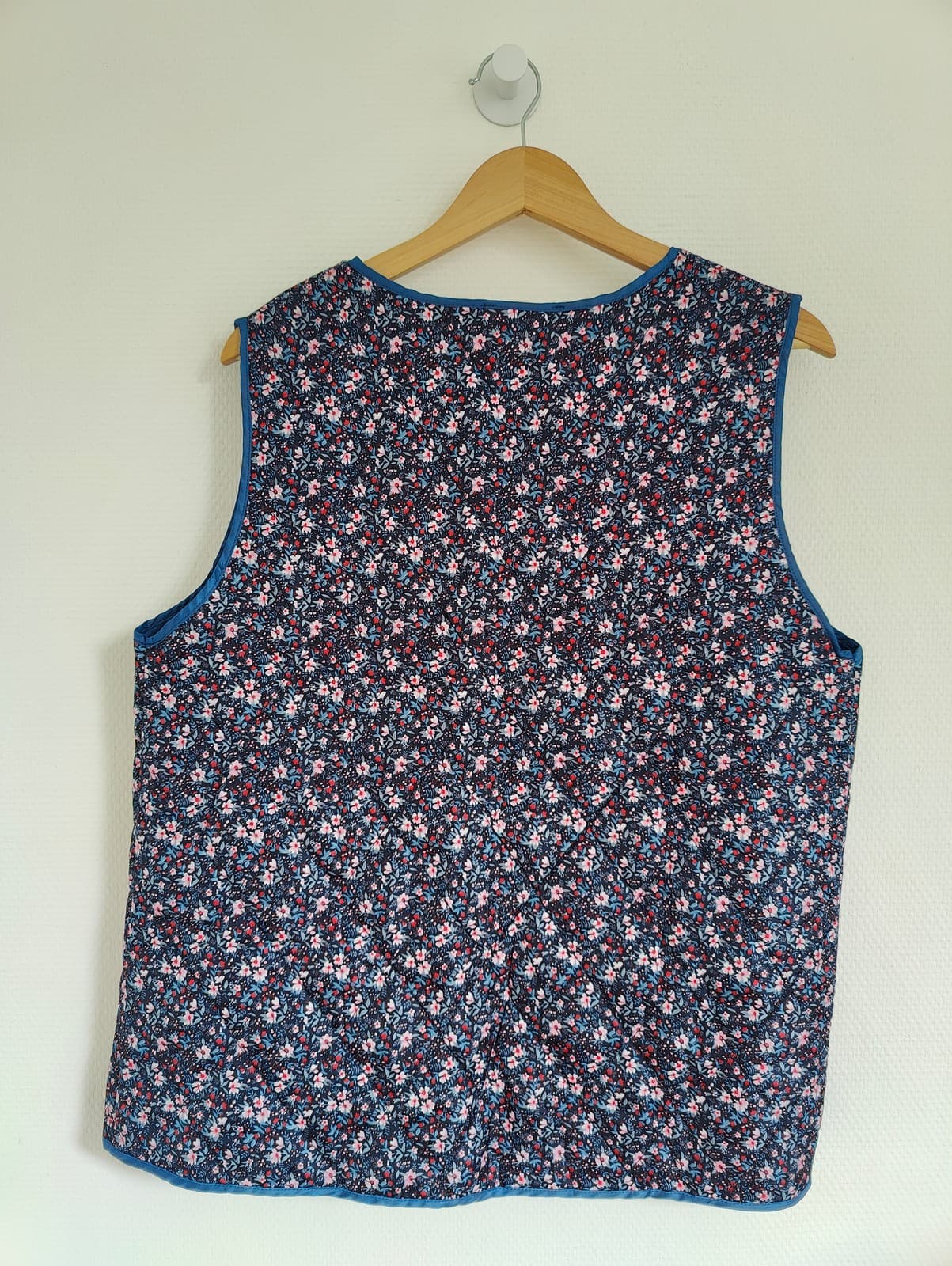 Gilet matelassé sans manches fleuri marine Muse – Taille L — photo 5