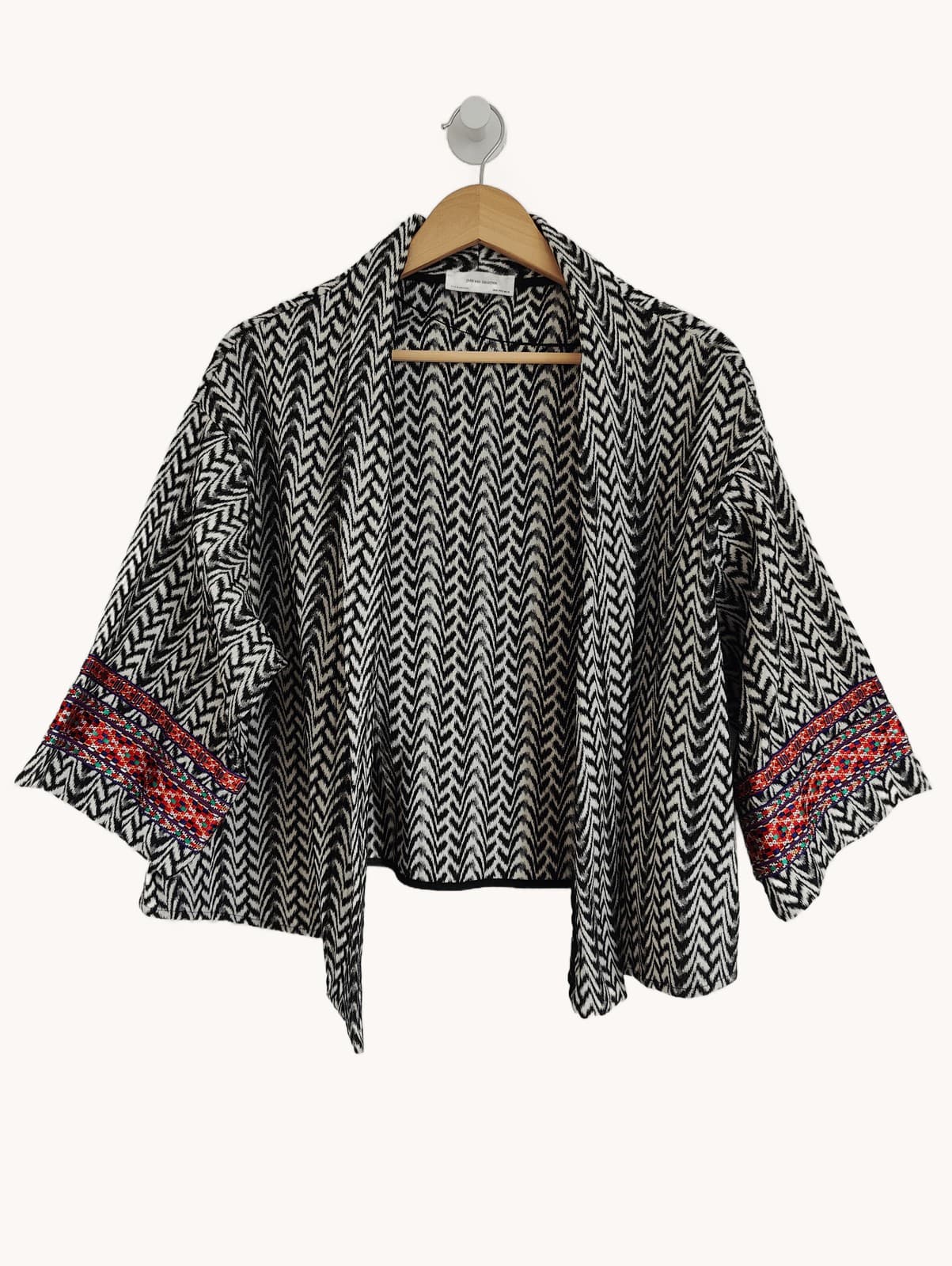 Chaqueta kimono de chevrón blanco y negro bordada Zara – Talla M