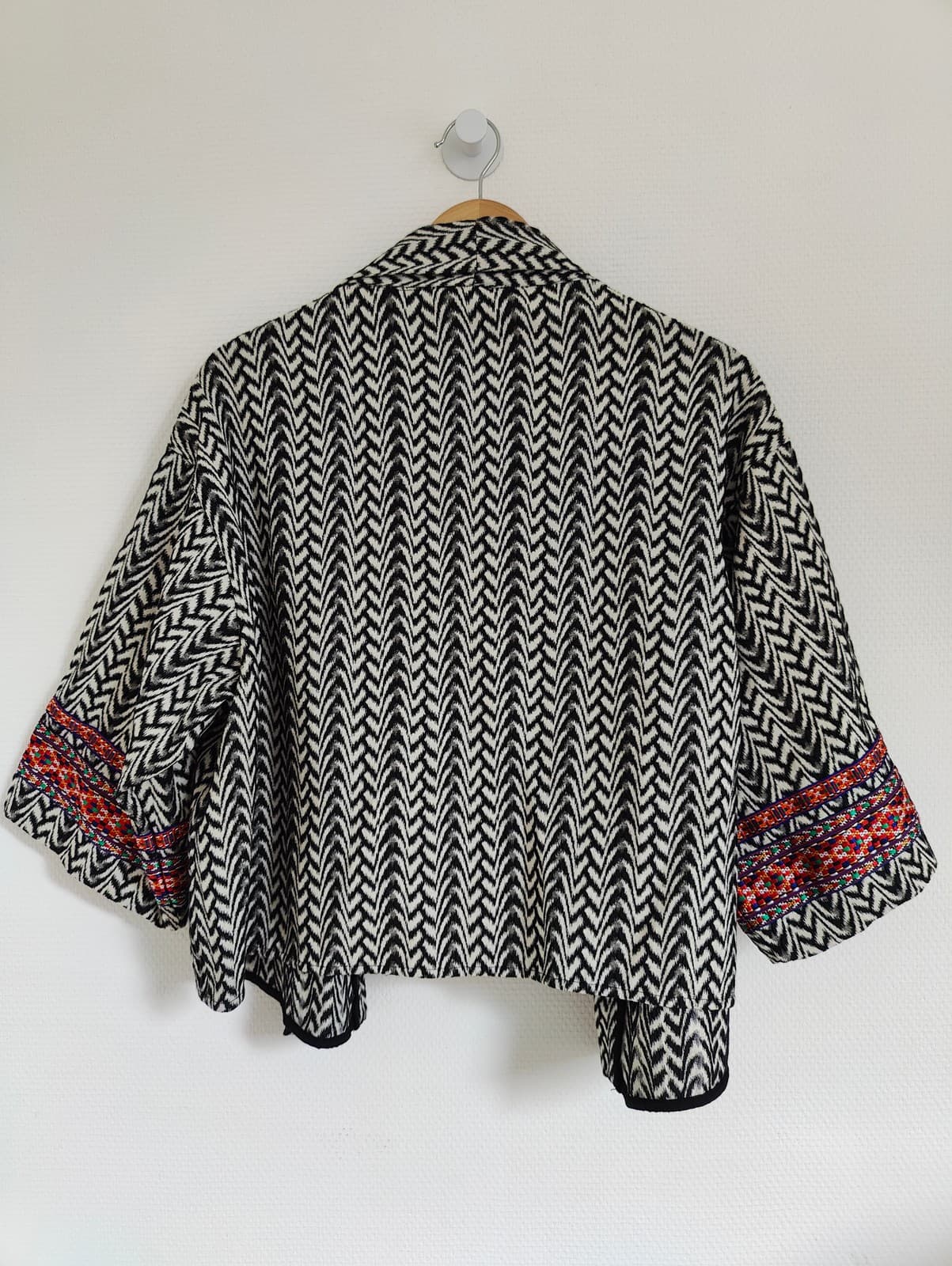 Veste kimono chevrons noir et blanc brodée Zara – Taille M — photo 5