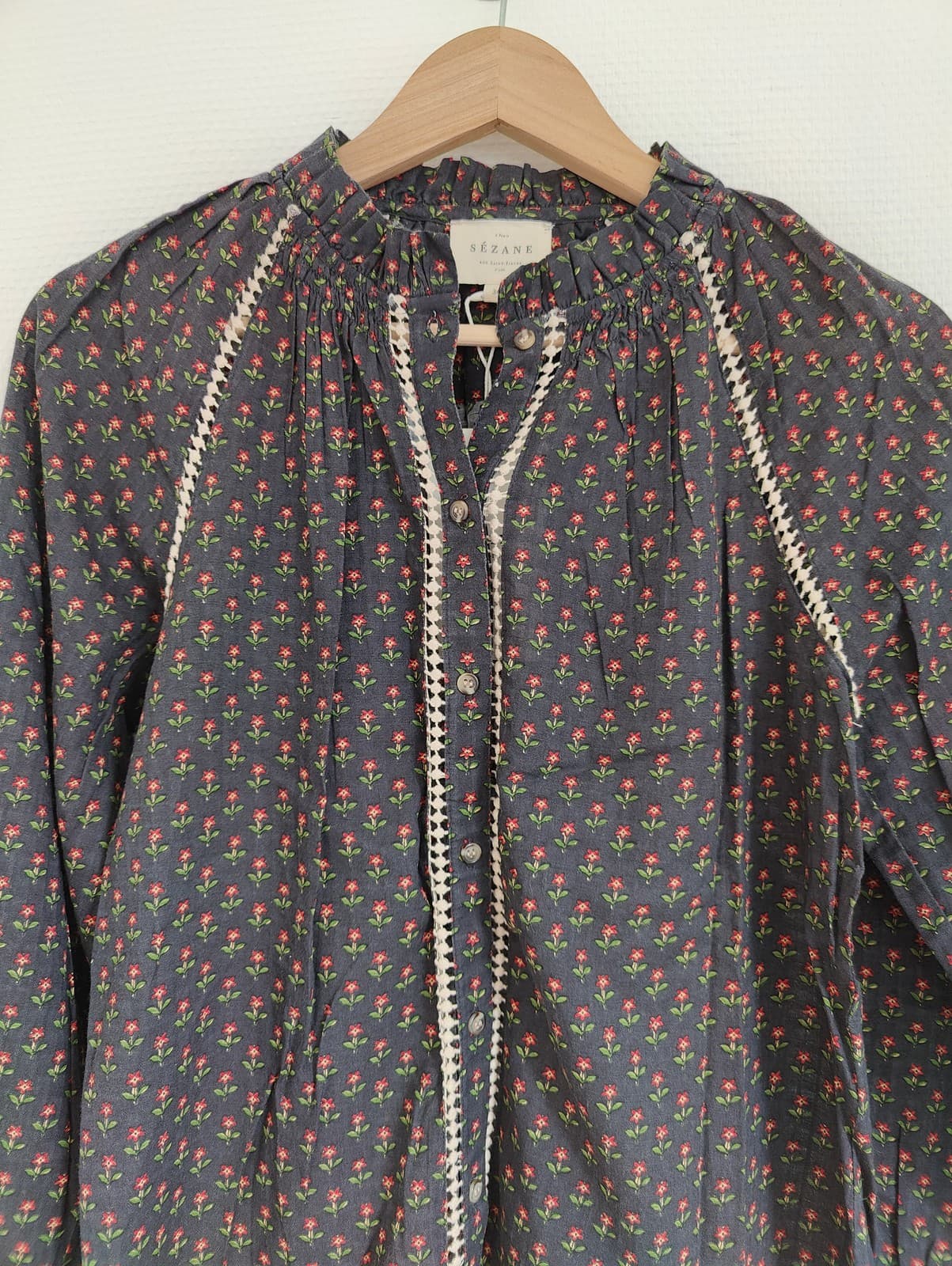 Blouse bleu marine à petites fleurs rouges Sézane – Taille S — photo 2