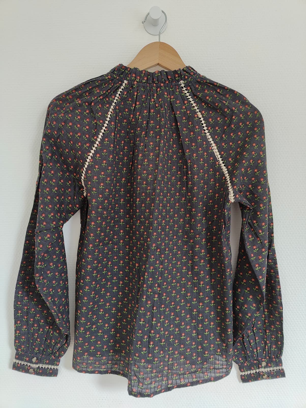 Blouse bleu marine à petites fleurs rouges Sézane – Taille S — photo 3