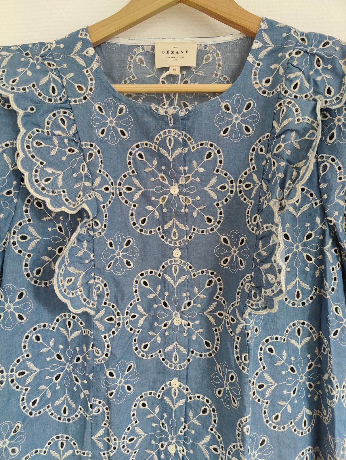 Blouse en broderie anglaise bleue à col volanté Sézane – Taille L — photo 2