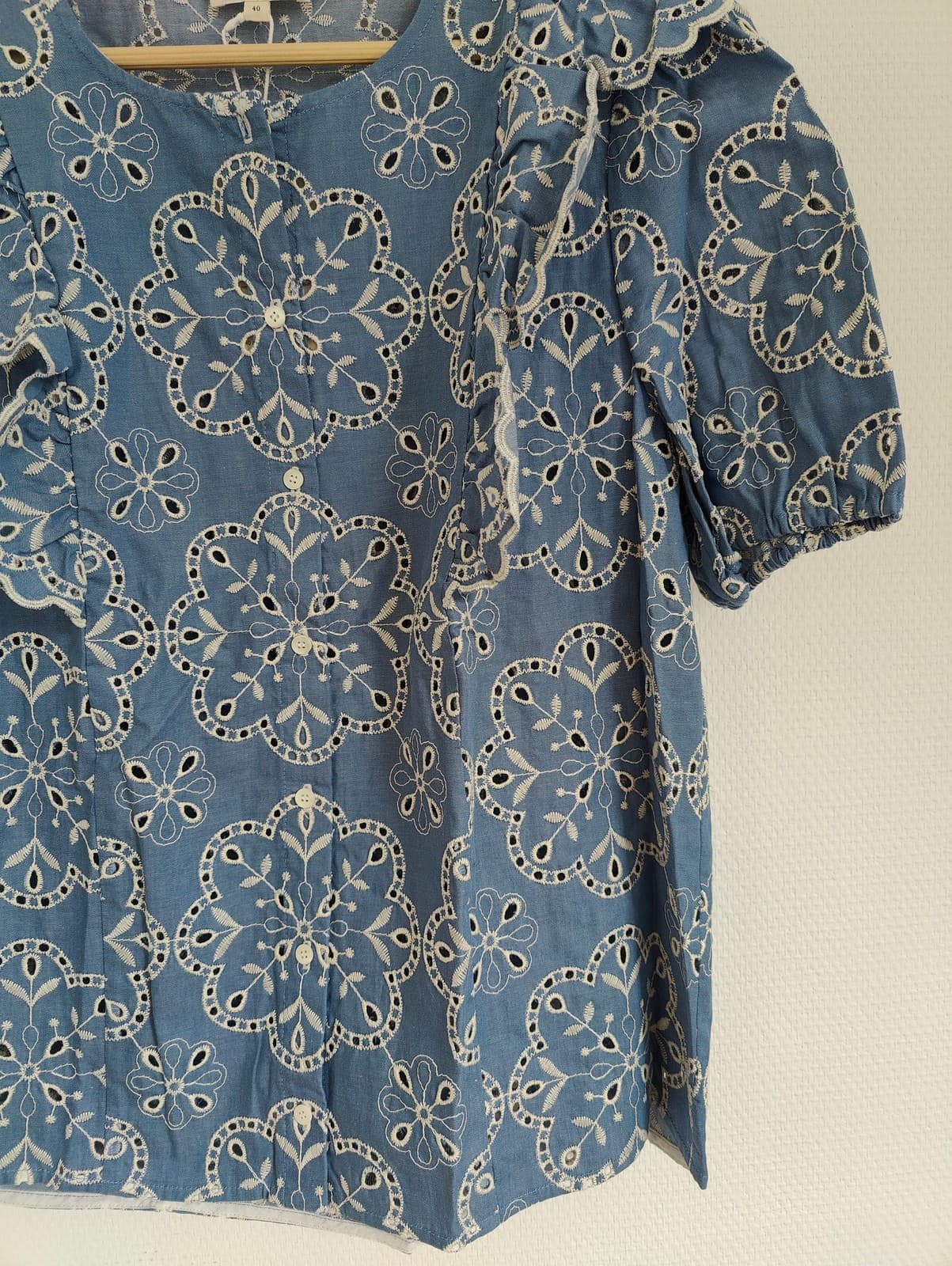 Blouse en broderie anglaise bleue à col volanté Sézane – Taille L — photo 3