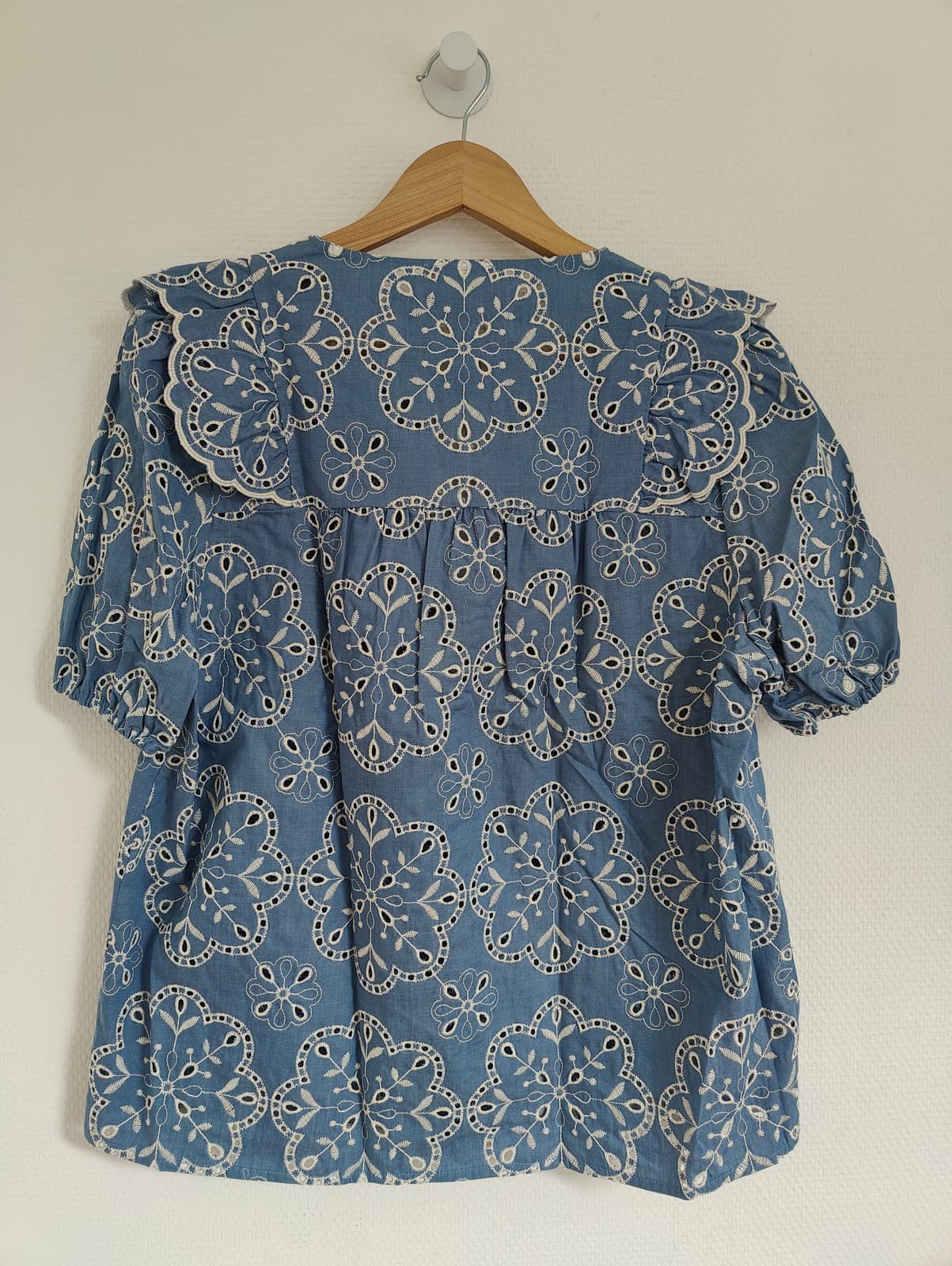 Blouse en broderie anglaise bleue à col volanté Sézane – Taille L — photo 4