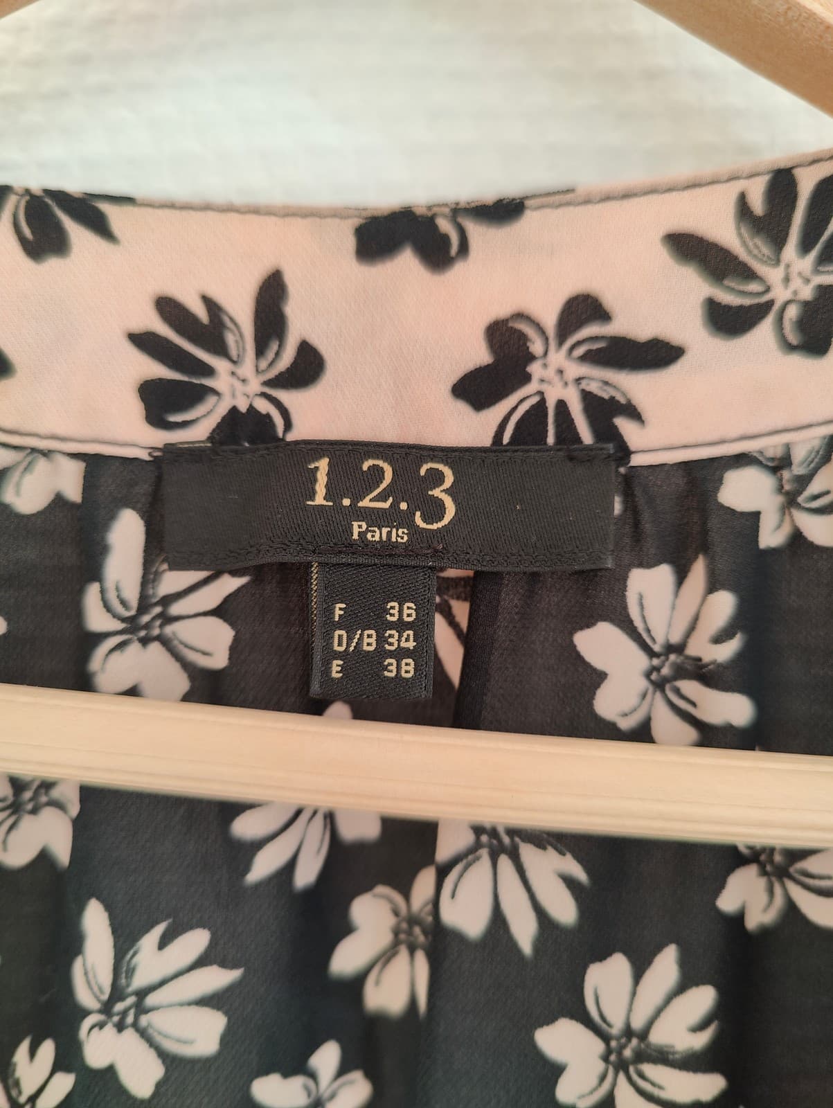 Blouse noire à fleurs blanches 1.2.3 Paris – Taille 36 — photo 4