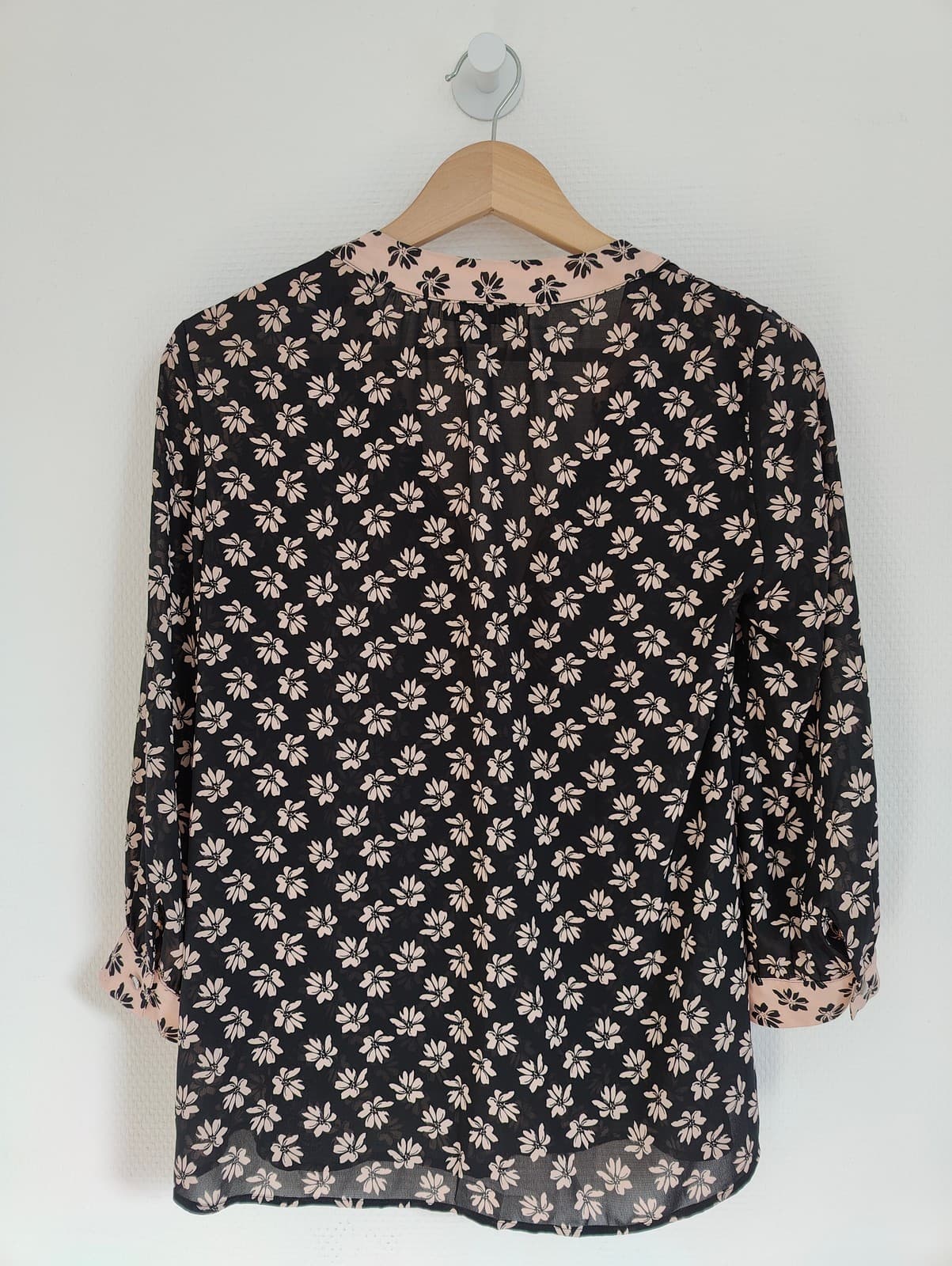 Blouse noire à fleurs blanches 1.2.3 Paris – Taille 36 — photo 5