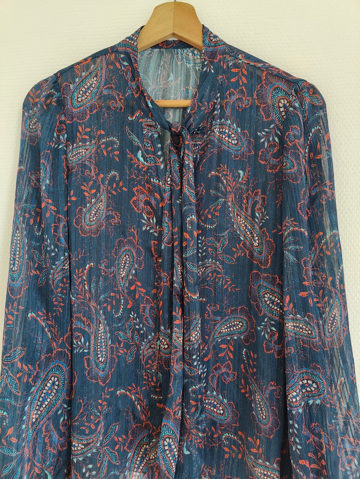 Blouse paisley bleue à col lavallière Mango – Taille S — photo 2