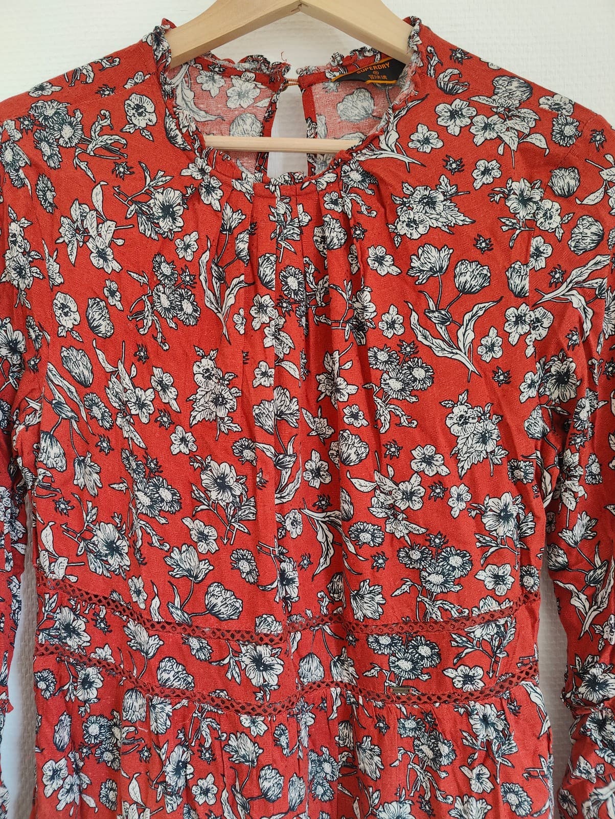 Robe courte Superdry à imprimé floral rouge – Taille M — photo 2
