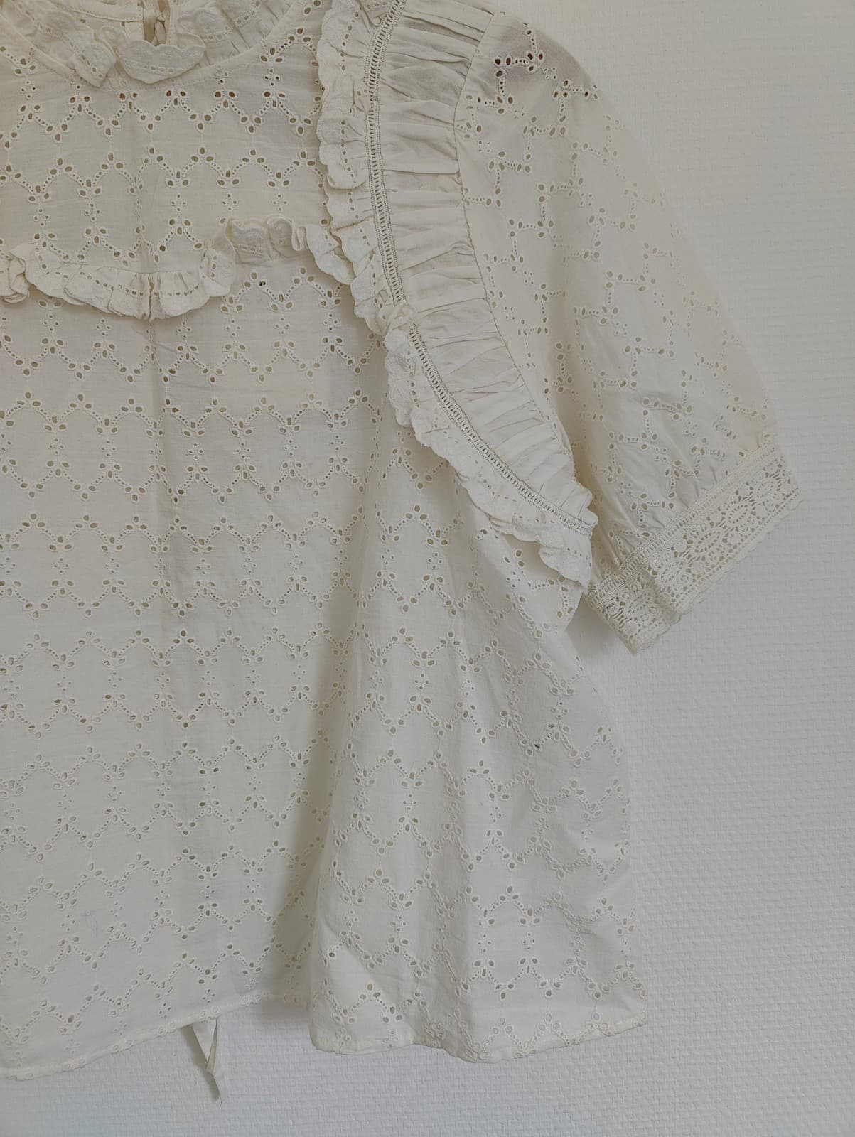 Blouse en broderie anglaise écrue à col volanté Sézane – Taille S — photo 2