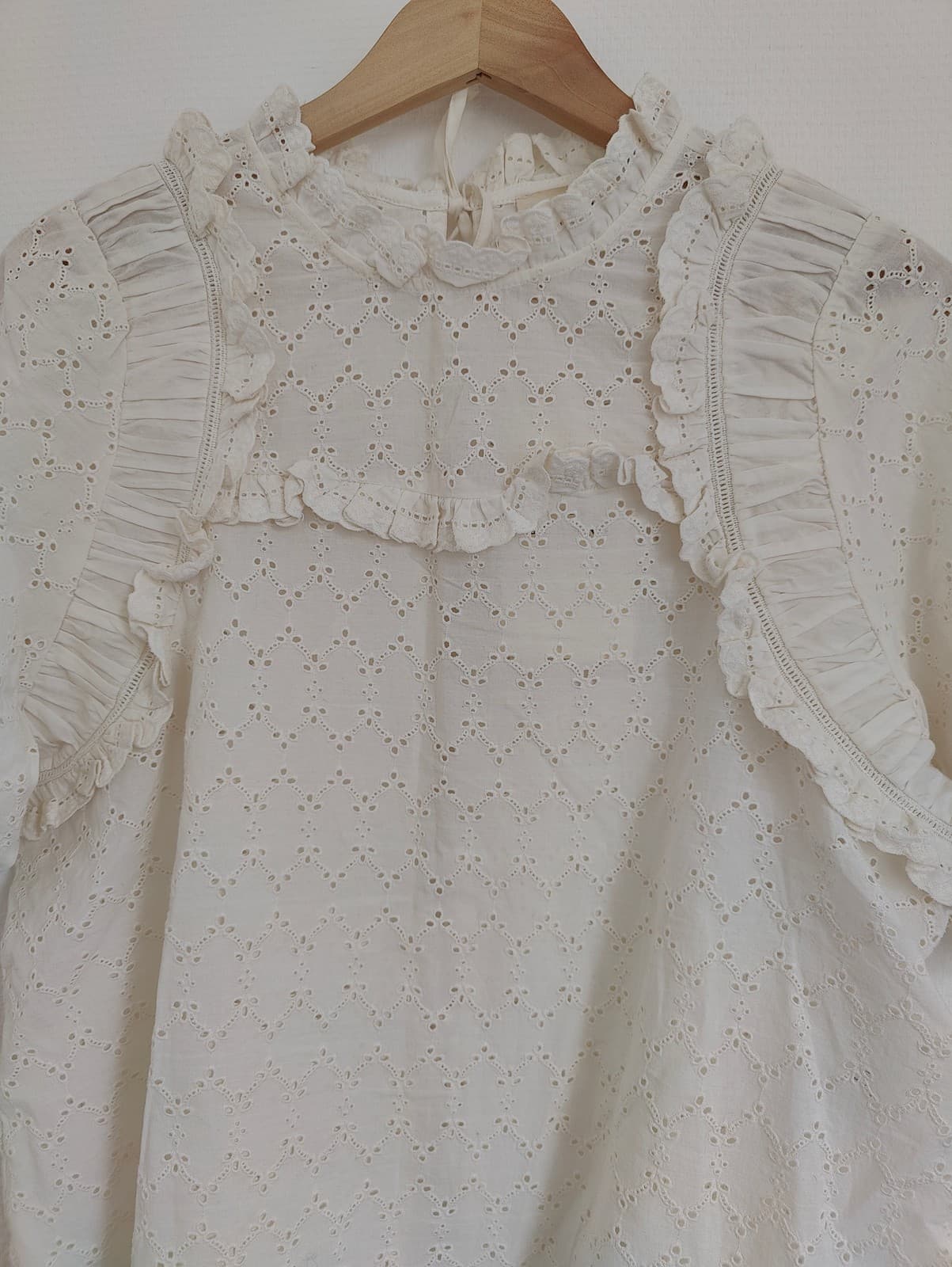 Blouse en broderie anglaise écrue à col volanté Sézane – Taille S — photo 3