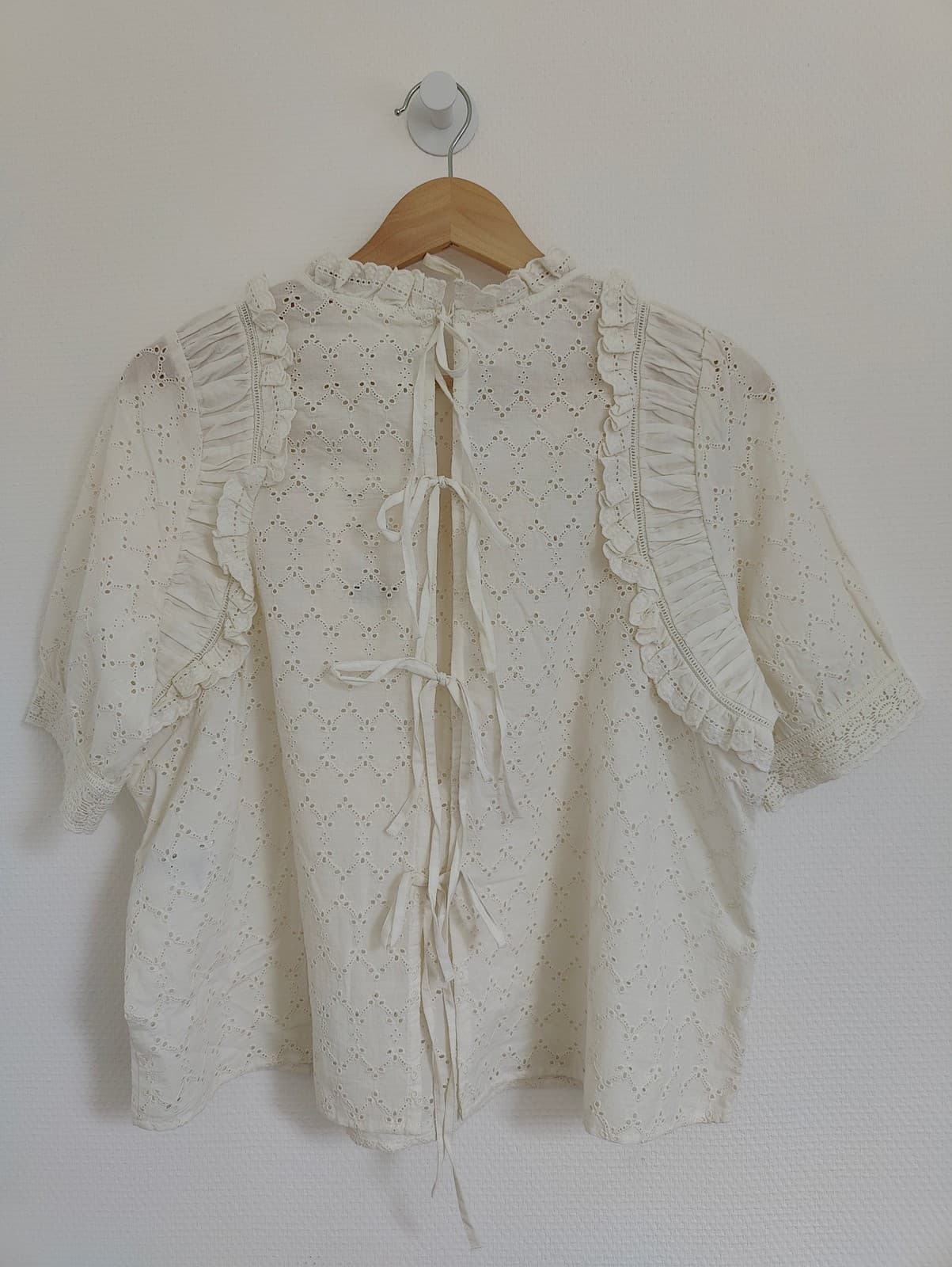 Blouse en broderie anglaise écrue à col volanté Sézane – Taille S — photo 4