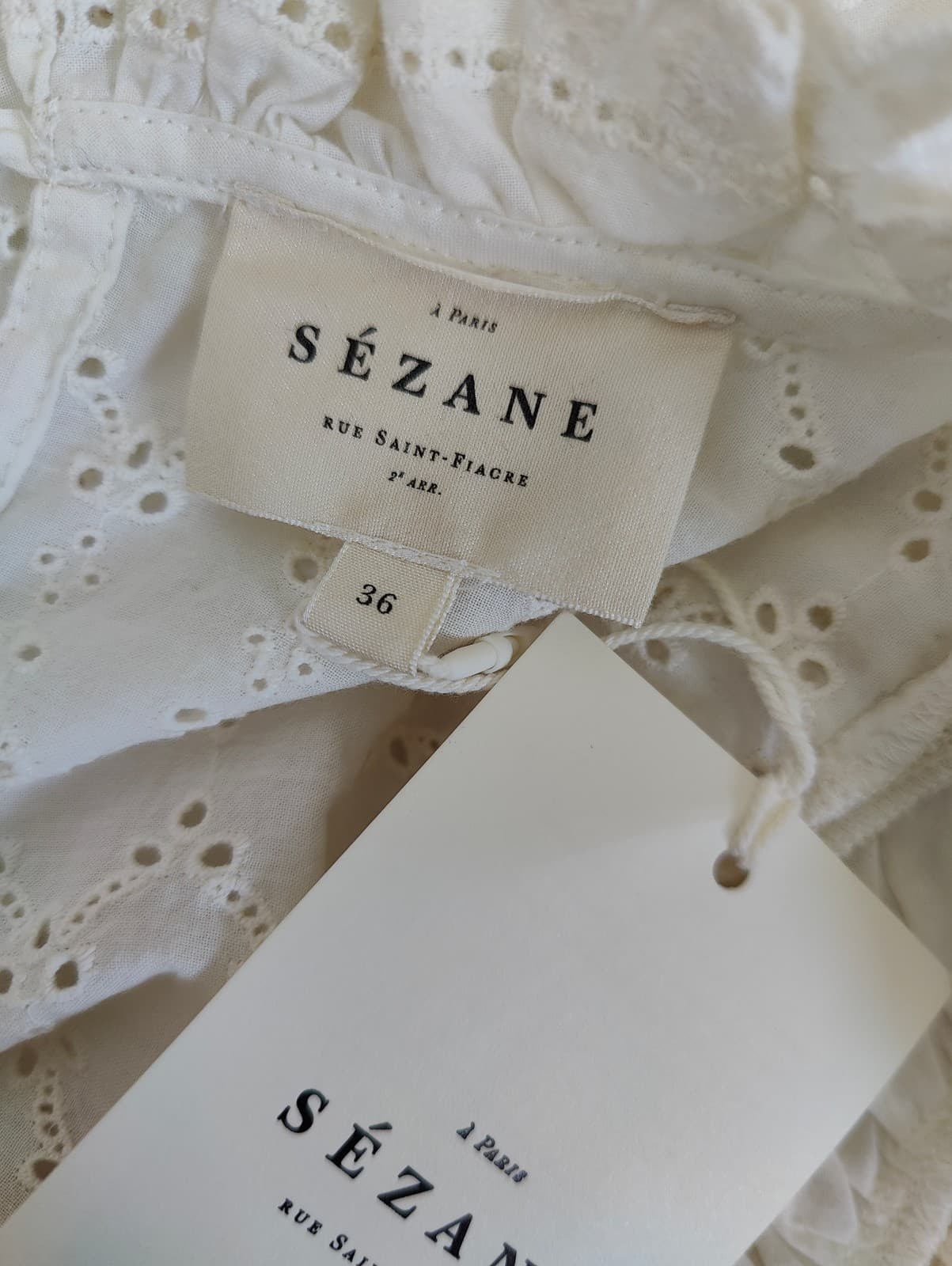 Blouse en broderie anglaise écrue à col volanté Sézane – Taille S — photo 5