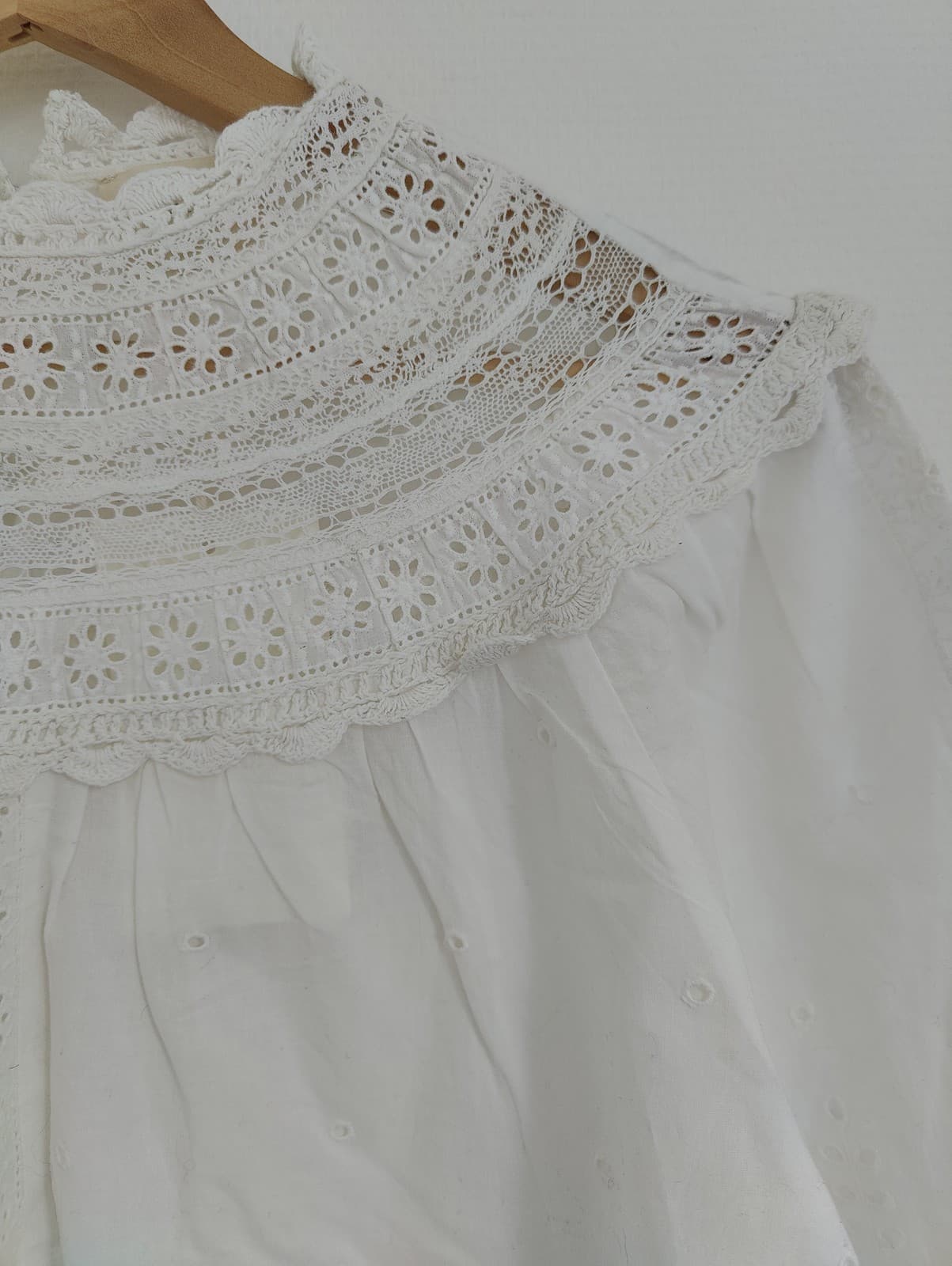 Blouse blanche en broderie anglaise Sézane – Taille 34 — photo 3