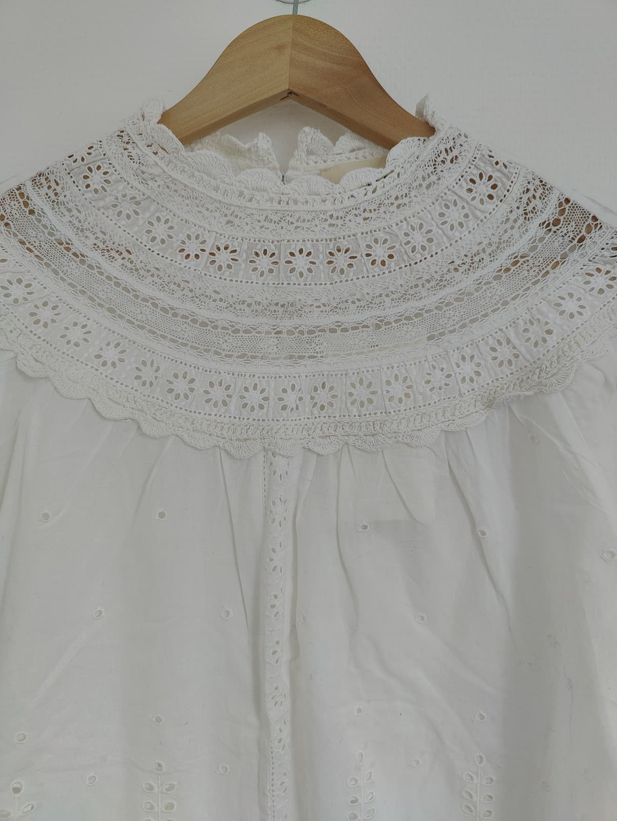 Blouse blanche en broderie anglaise Sézane – Taille 34 — photo 2