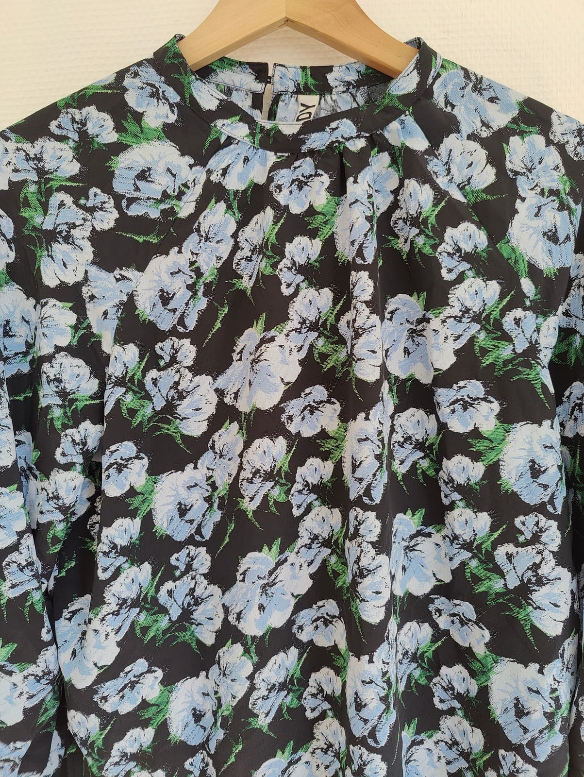 Blouse noire à fleurs bleues JDY (Only) – Taille 38 — photo 2