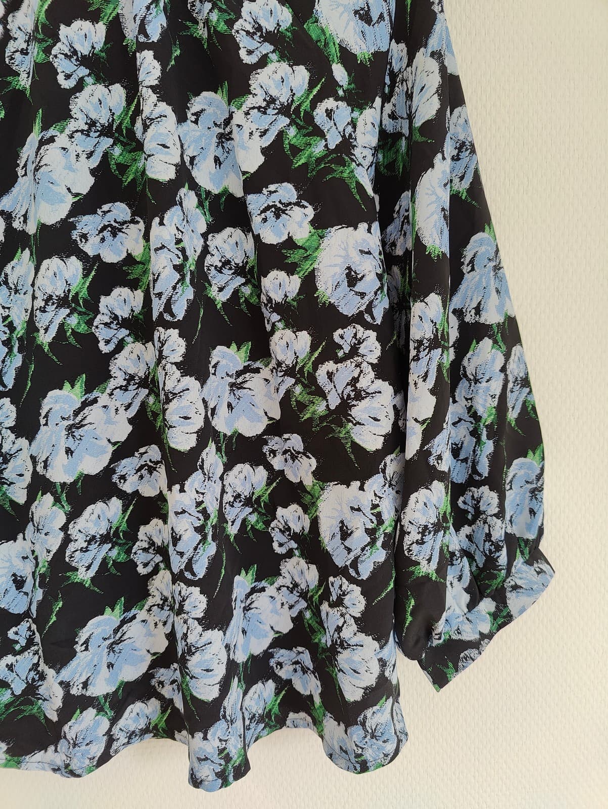 Blouse noire à fleurs bleues JDY (Only) – Taille 38 — photo 3