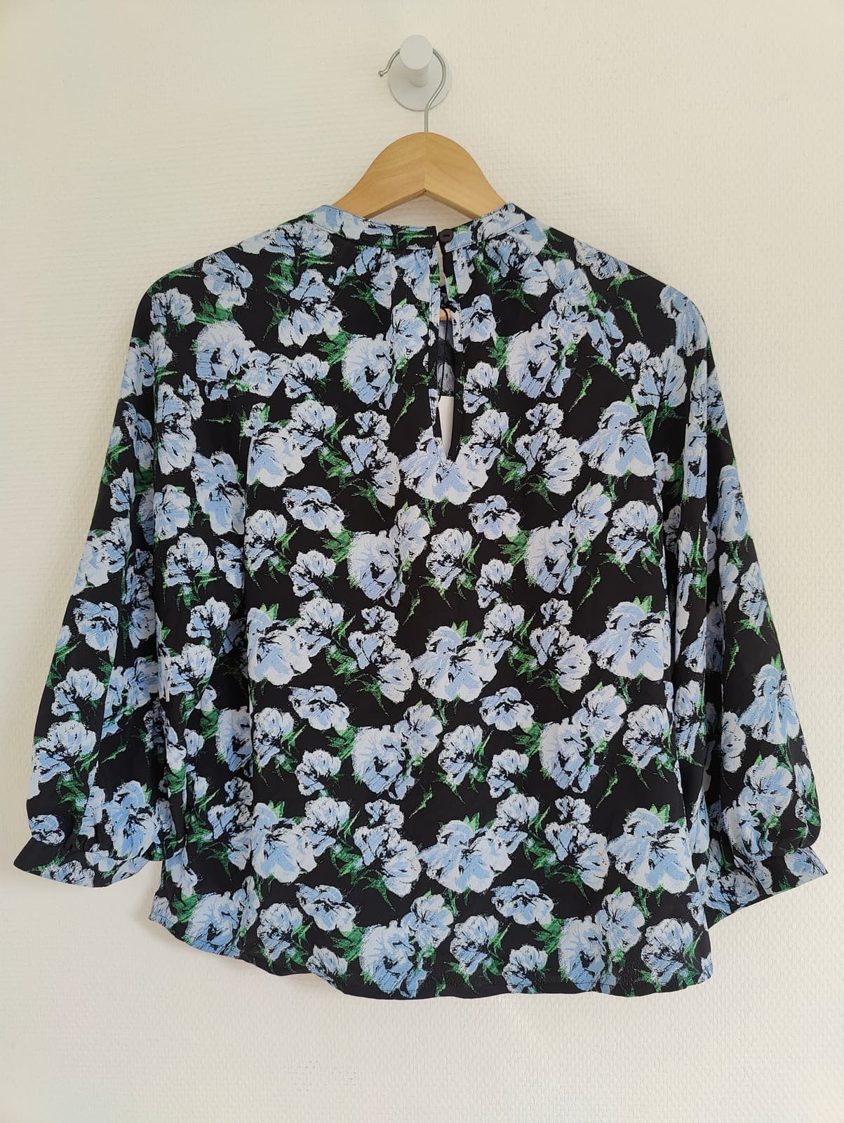 Blouse noire à fleurs bleues JDY (Only) – Taille 38 — photo 4