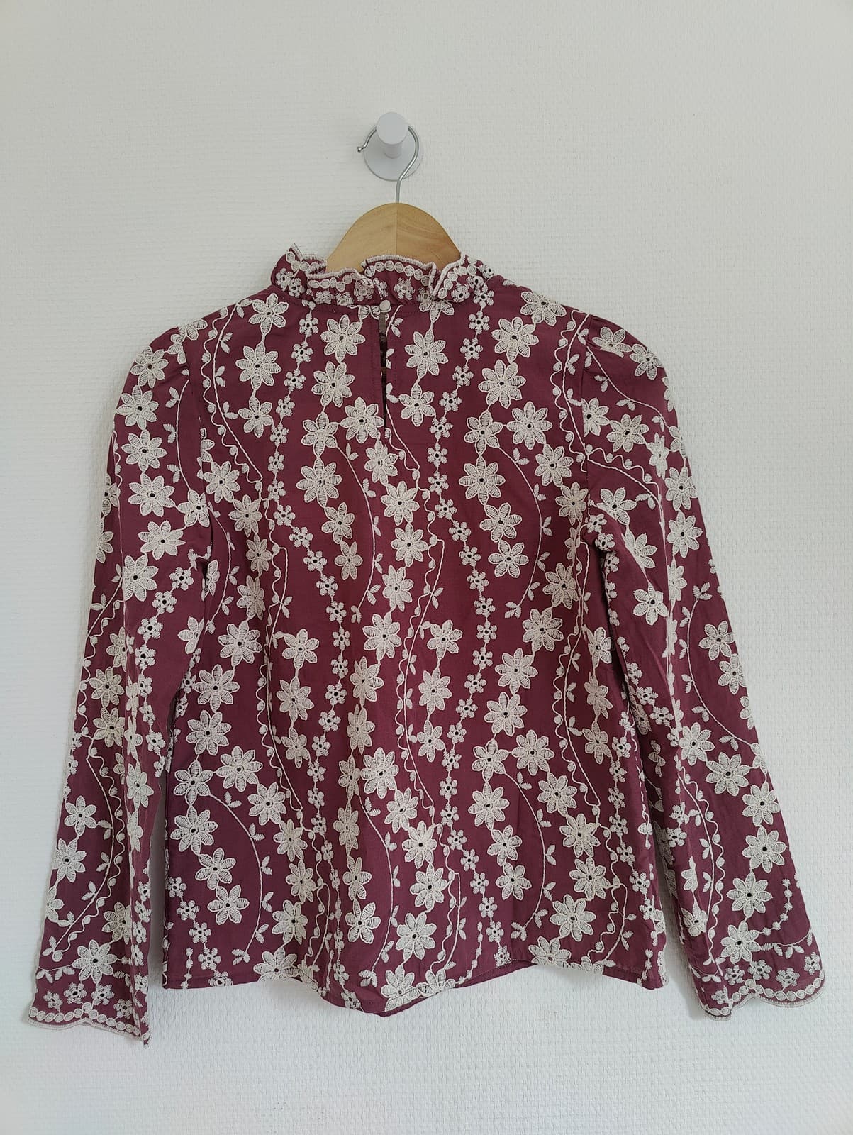 Blouse bordeaux à fleurs brodées Sézane – Taille XS — photo 4