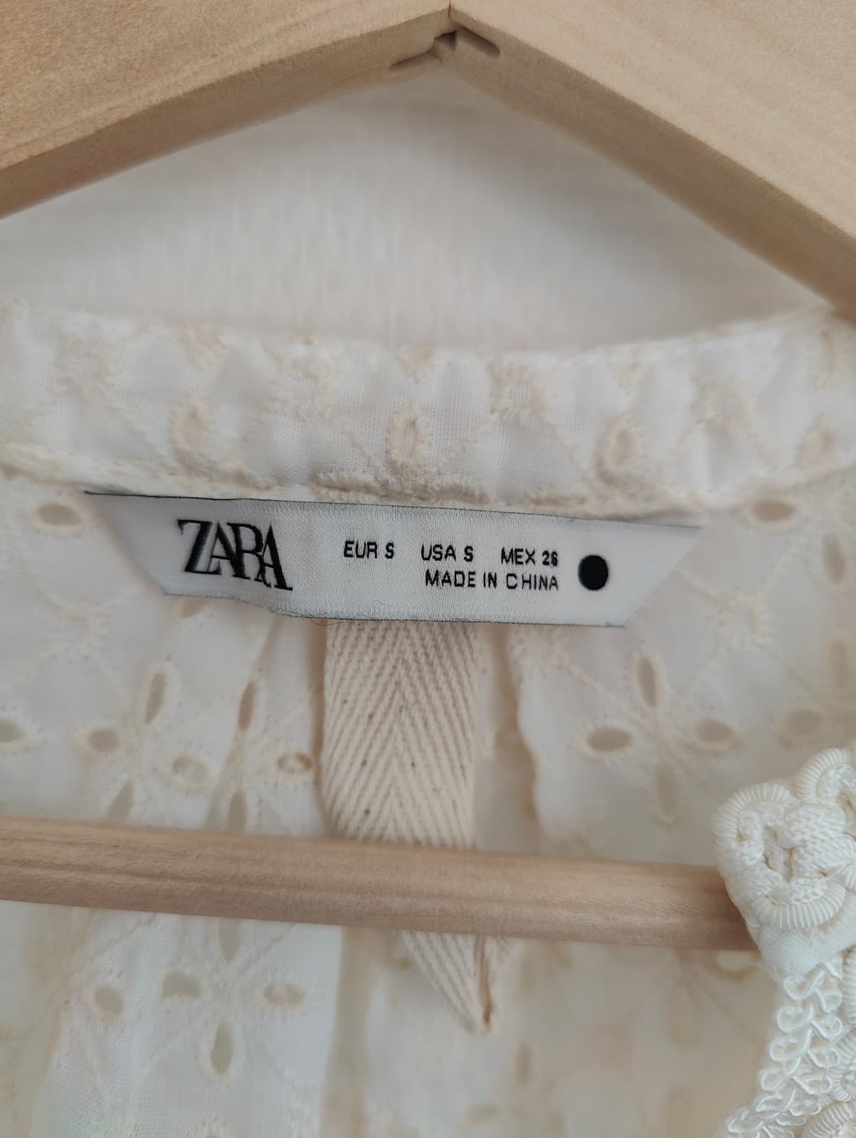 Blouse en broderie anglaise écrue à col V Zara – Taille S — photo 4