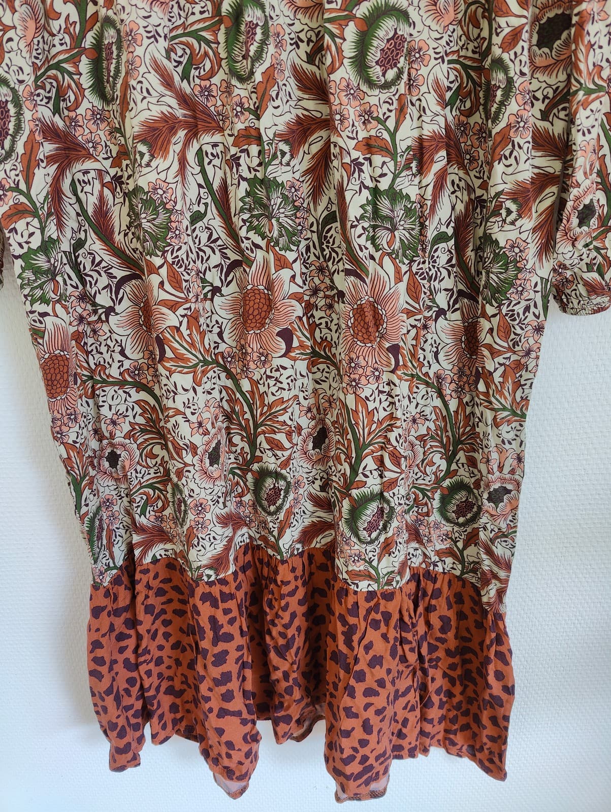 Robe fleurie à empiècement léopard  La Fée Maraboutée – Taille 38 — photo 3