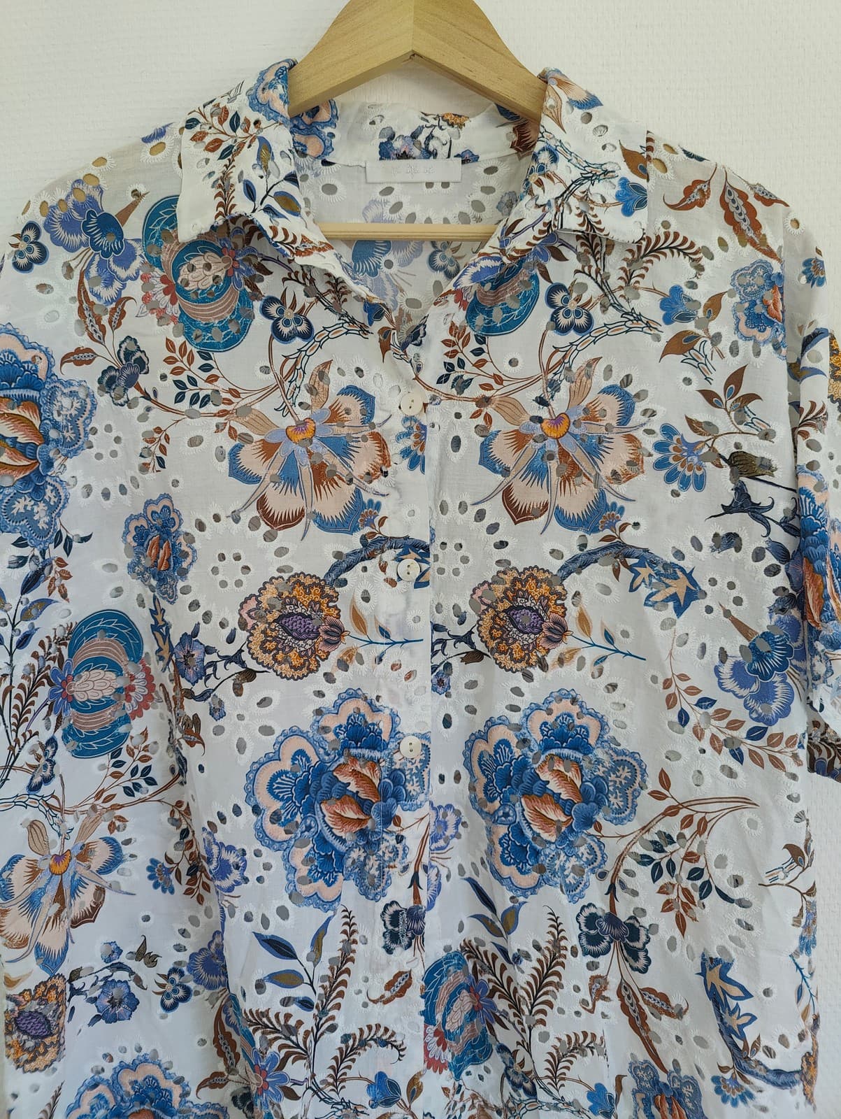 Chemise fleurie en broderie anglaise bleu et écru – Taille L — photo 2