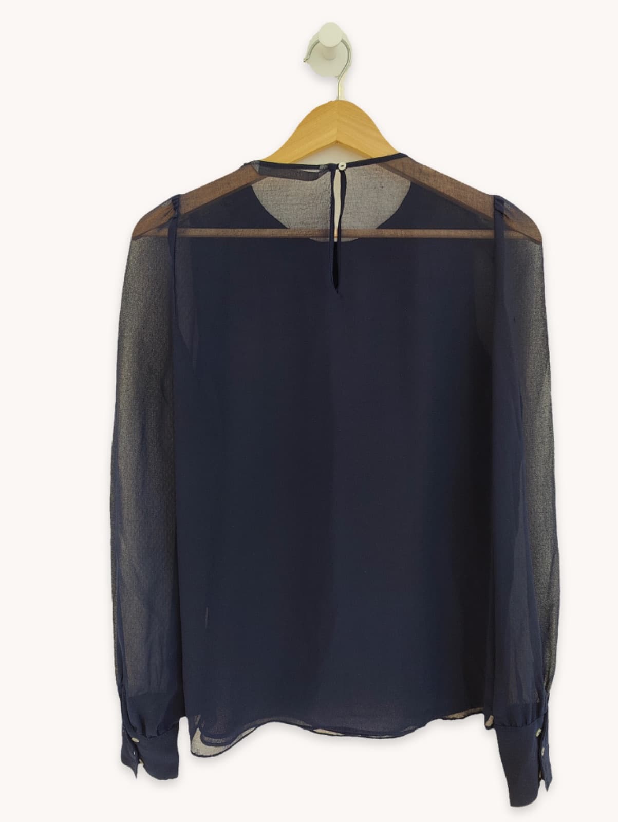 Blouse bleu marine en voile avec col bijoux – Taille M — photo 5