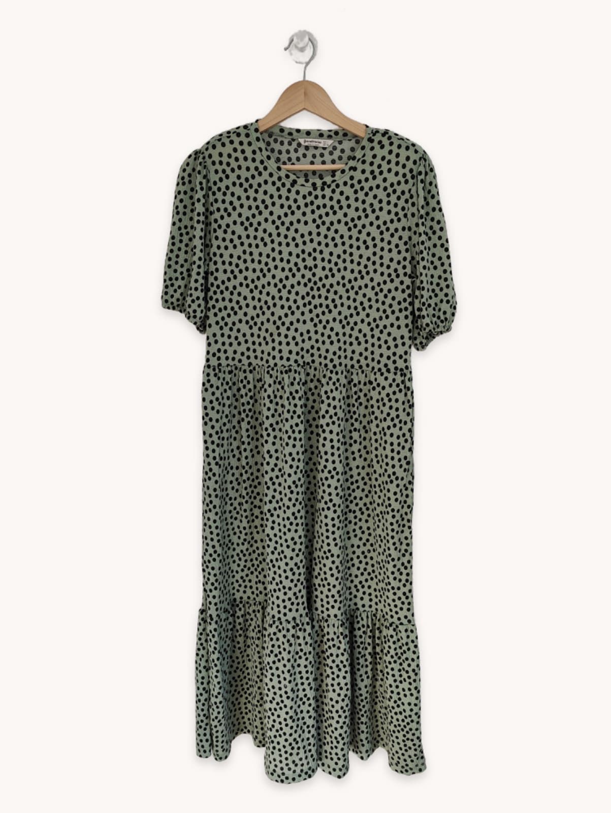 Langes Stradivarius-Kleid in Salbeigrün mit schwarzen Punkten – Größe L