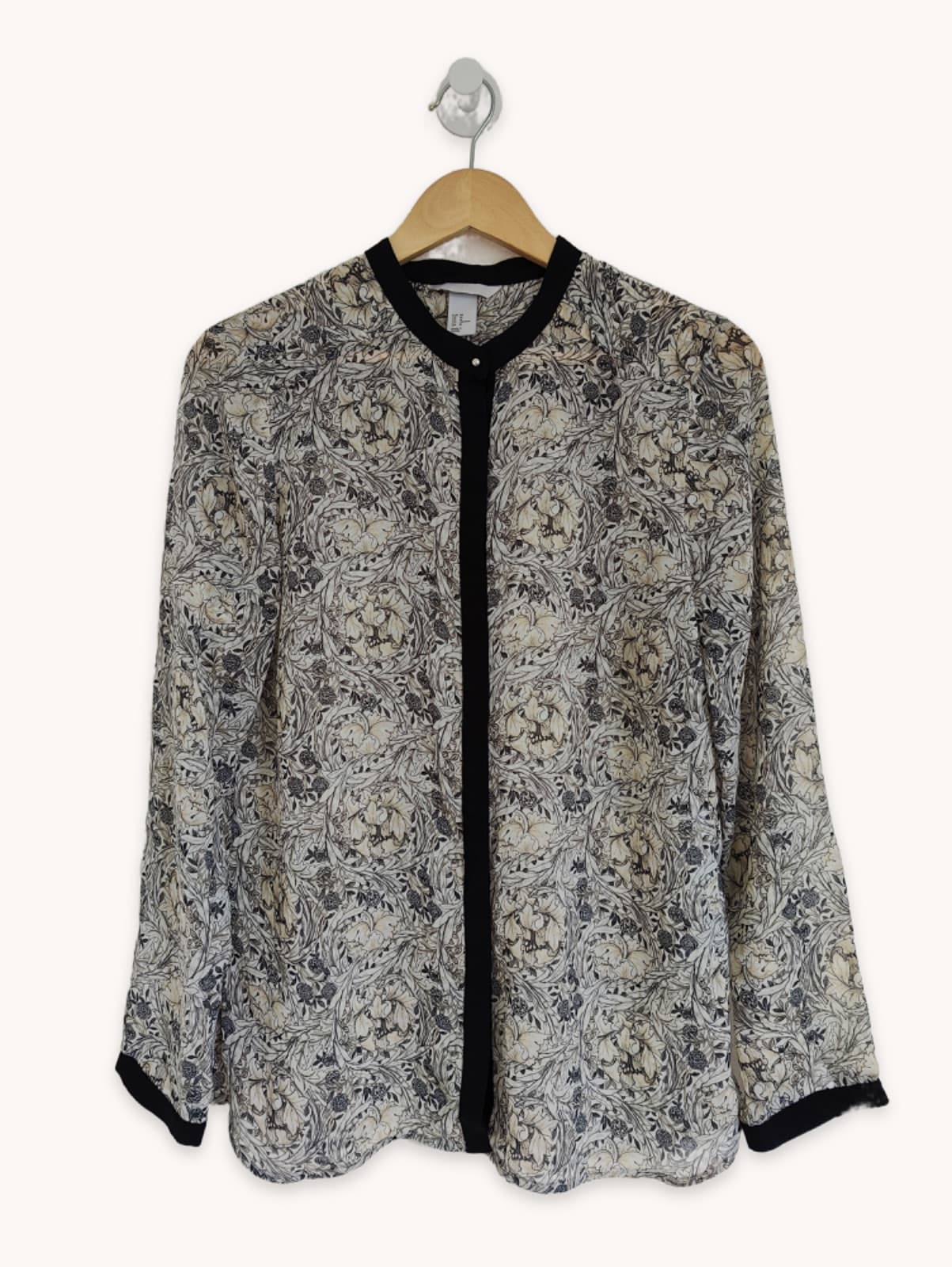 Blusa com padrão floral preto e bege H&M – Tamanho 40