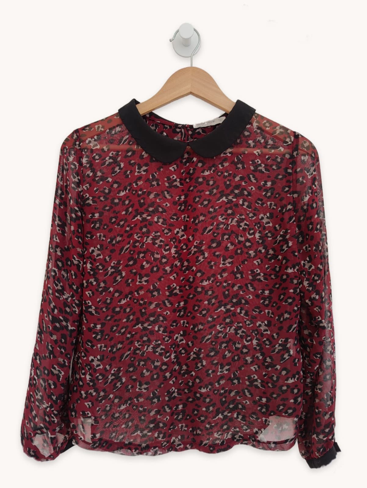 Blusa de leopardo bordô com gola Claudine preta – Tamanho M