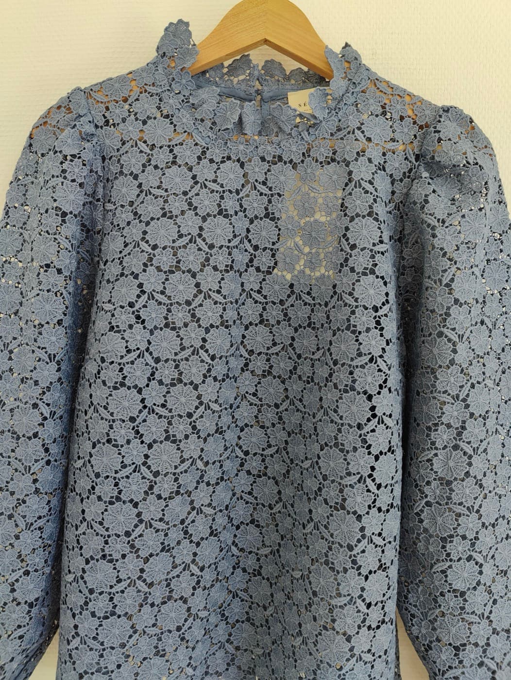 Blouse en dentelle col montant Sézane – Taille 42 — photo 2