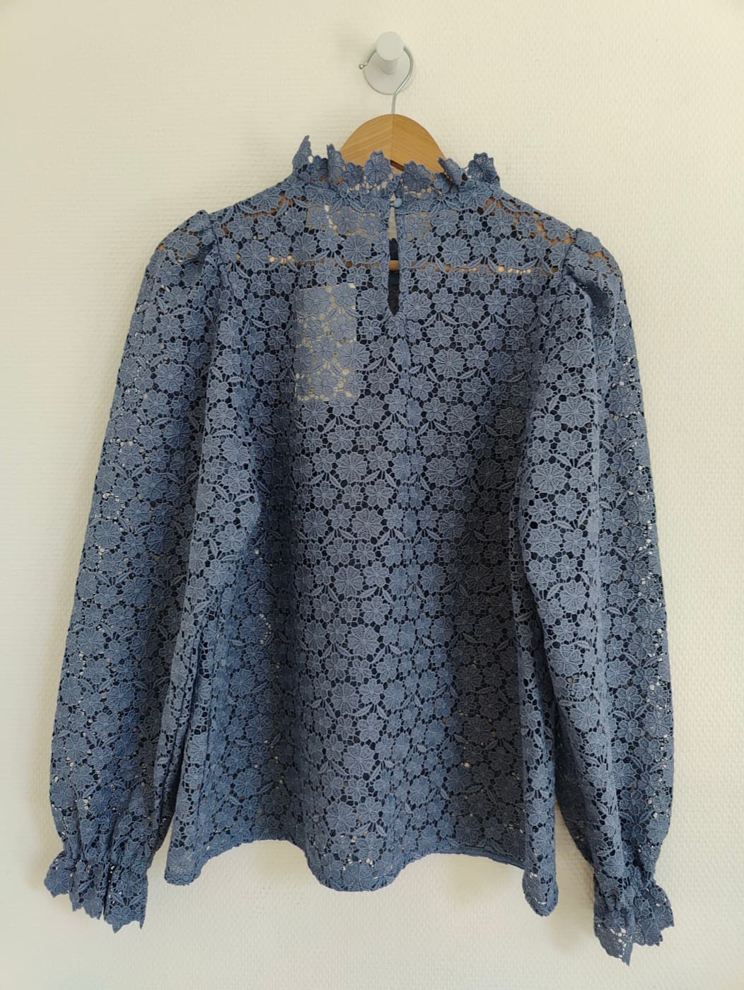 Blouse en dentelle col montant Sézane – Taille 42 — photo 3