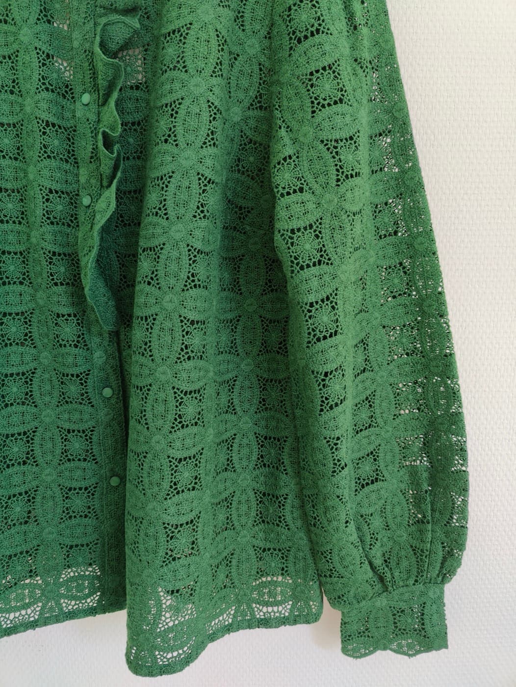 Chemise verte en dentelle à col montant Sézane – Taille 42 — photo 3