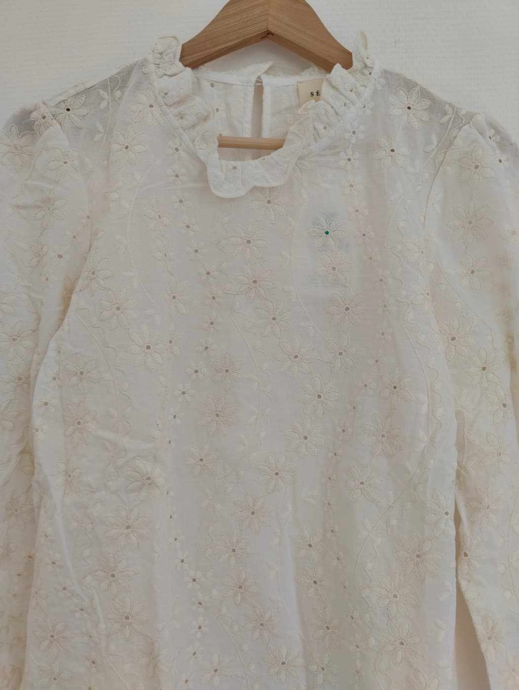 Blouse Sézane en broderie anglaise à col volanté — photo 2